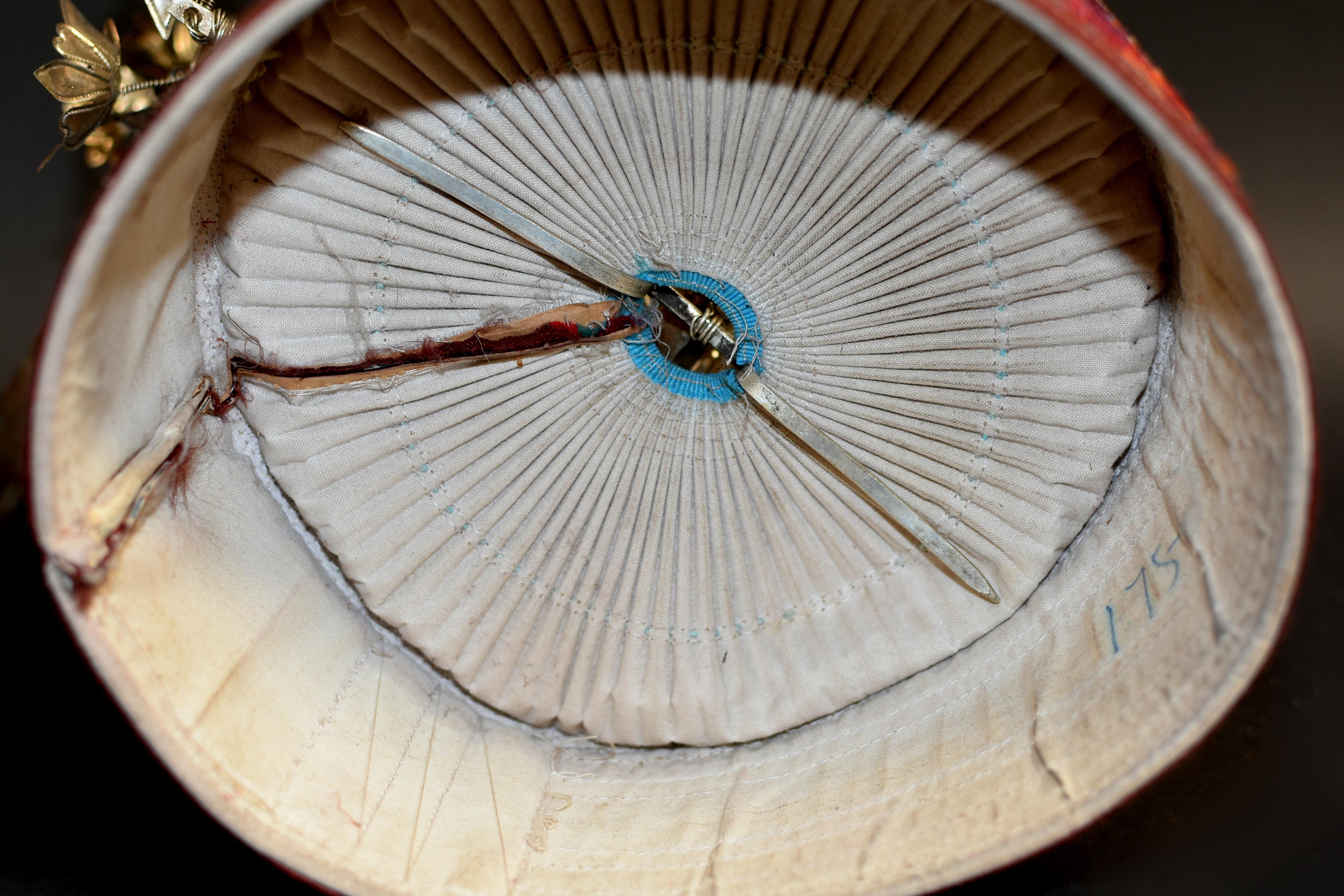 Chapeau vintage de tribu chinoise Miao avec 6 oiseaux argentés et 40 fleurs en vente 7