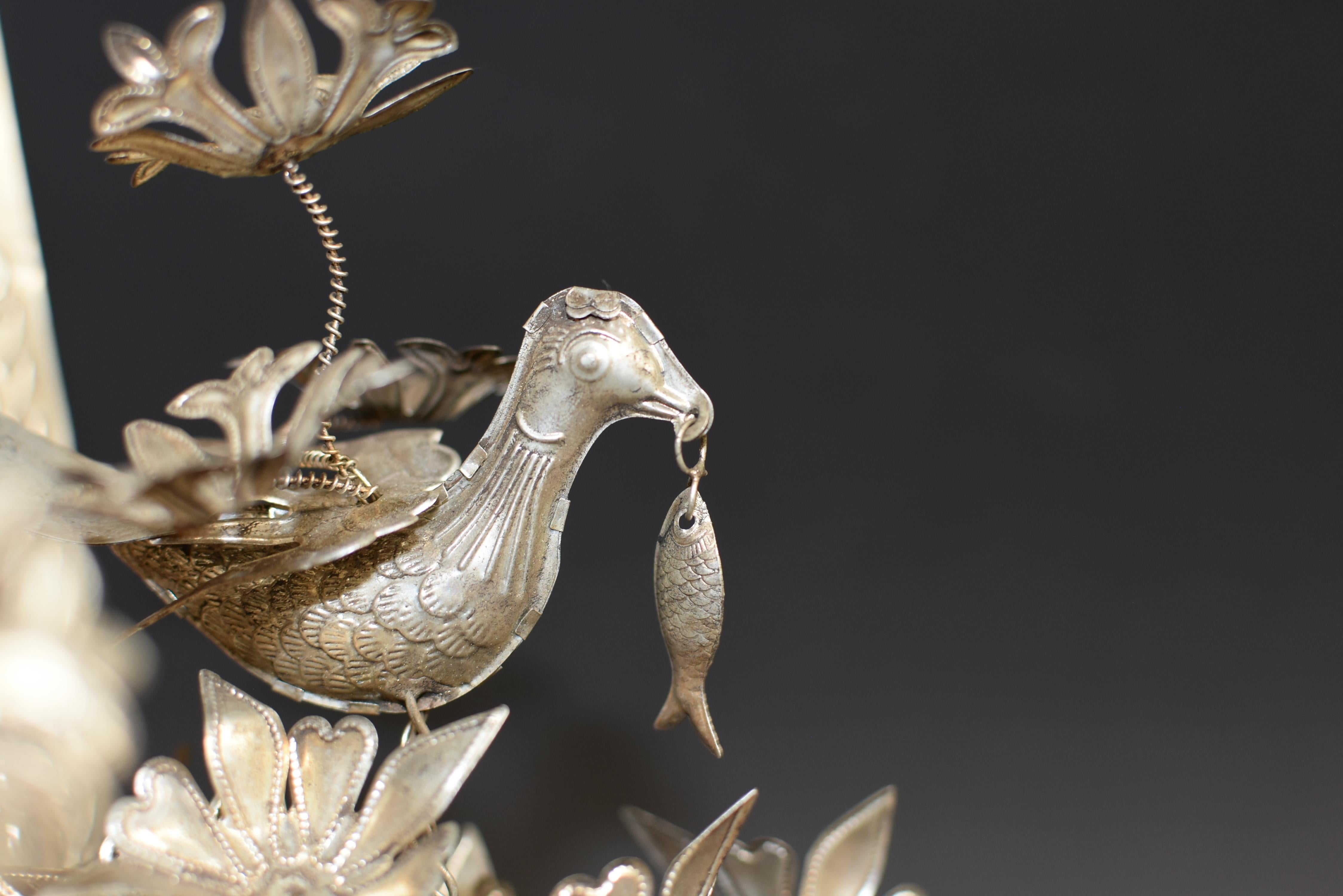 Chapeau vintage de tribu chinoise Miao avec 6 oiseaux argentés et 40 fleurs en vente 8