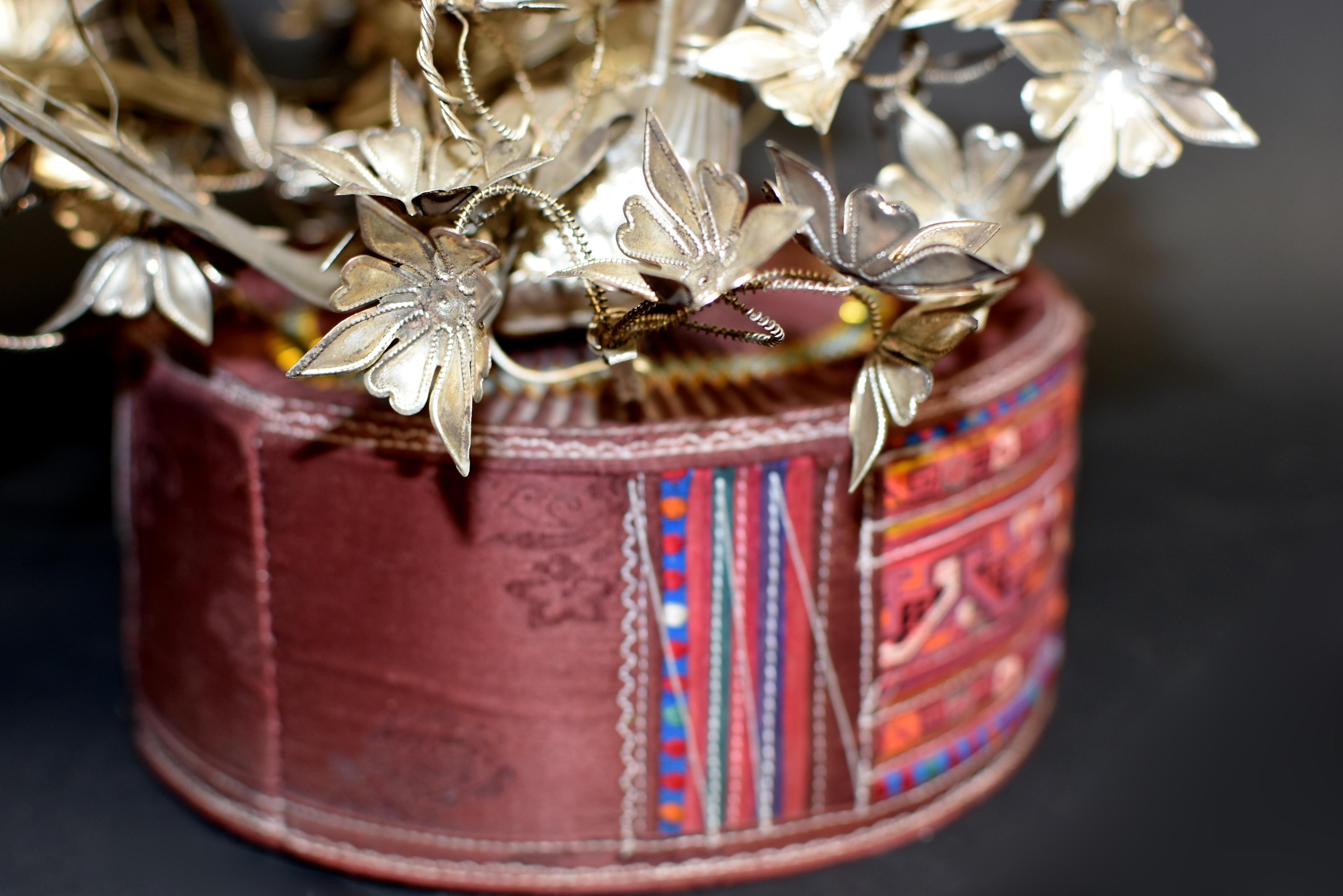 Chapeau vintage de tribu chinoise Miao avec 6 oiseaux argentés et 40 fleurs en vente 11