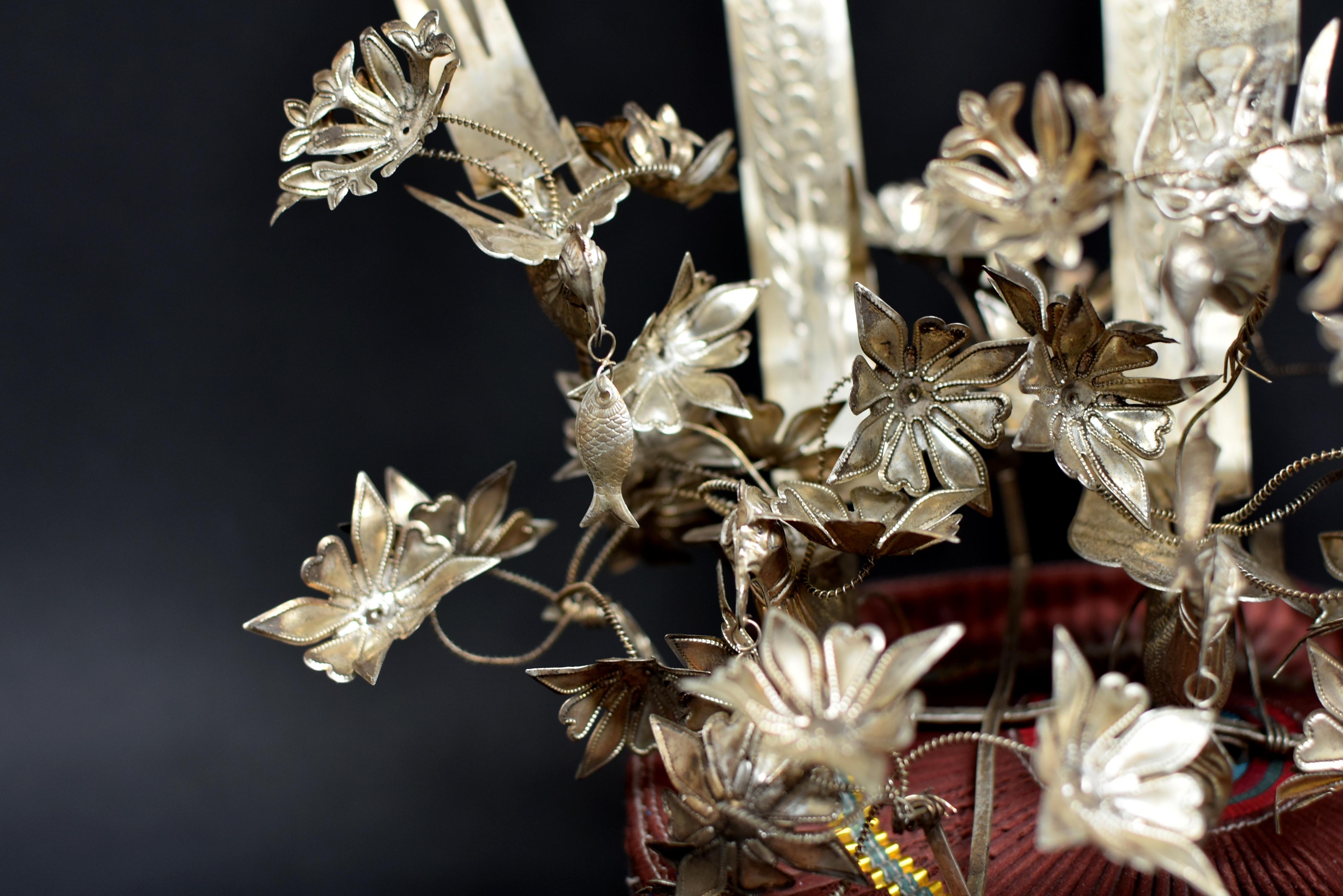 Chinesischer Miao-Trägerhut mit 6 versilberten Vögeln und 40 Blumen, Vintage (Versilbert) im Angebot