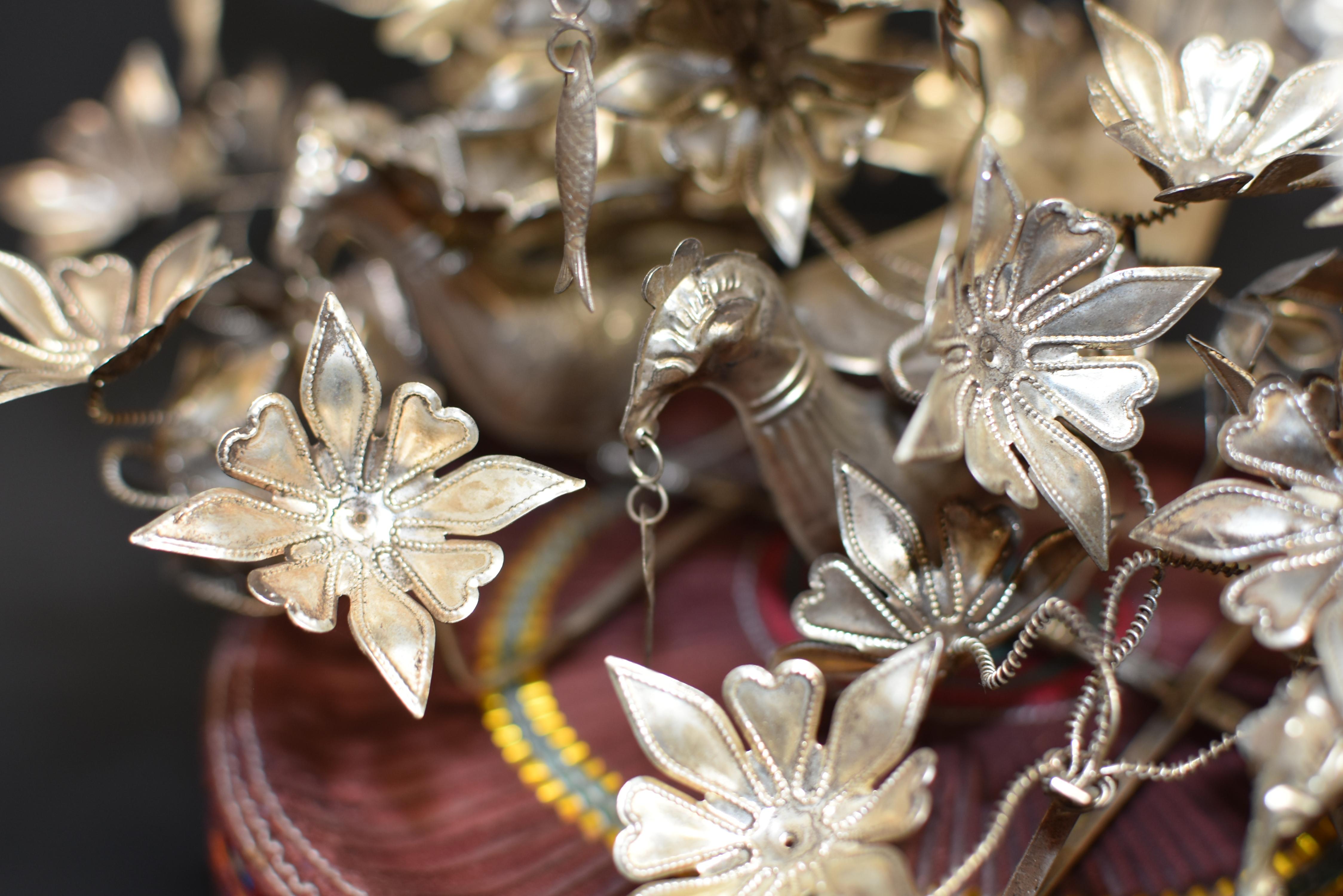 Chapeau vintage de tribu chinoise Miao avec 6 oiseaux argentés et 40 fleurs en vente 1