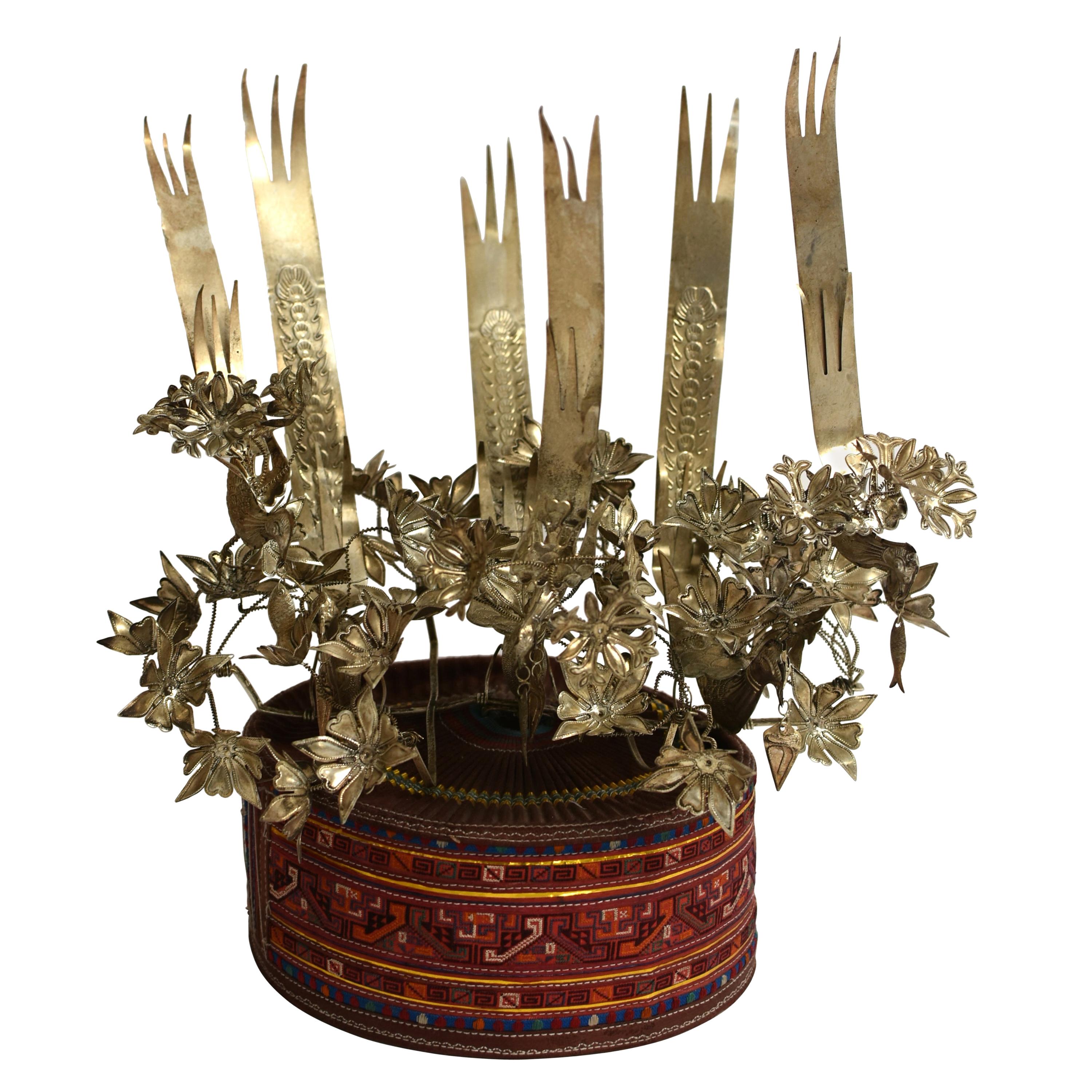 Chapeau vintage de tribu chinoise Miao avec 6 oiseaux argentés et 40 fleurs