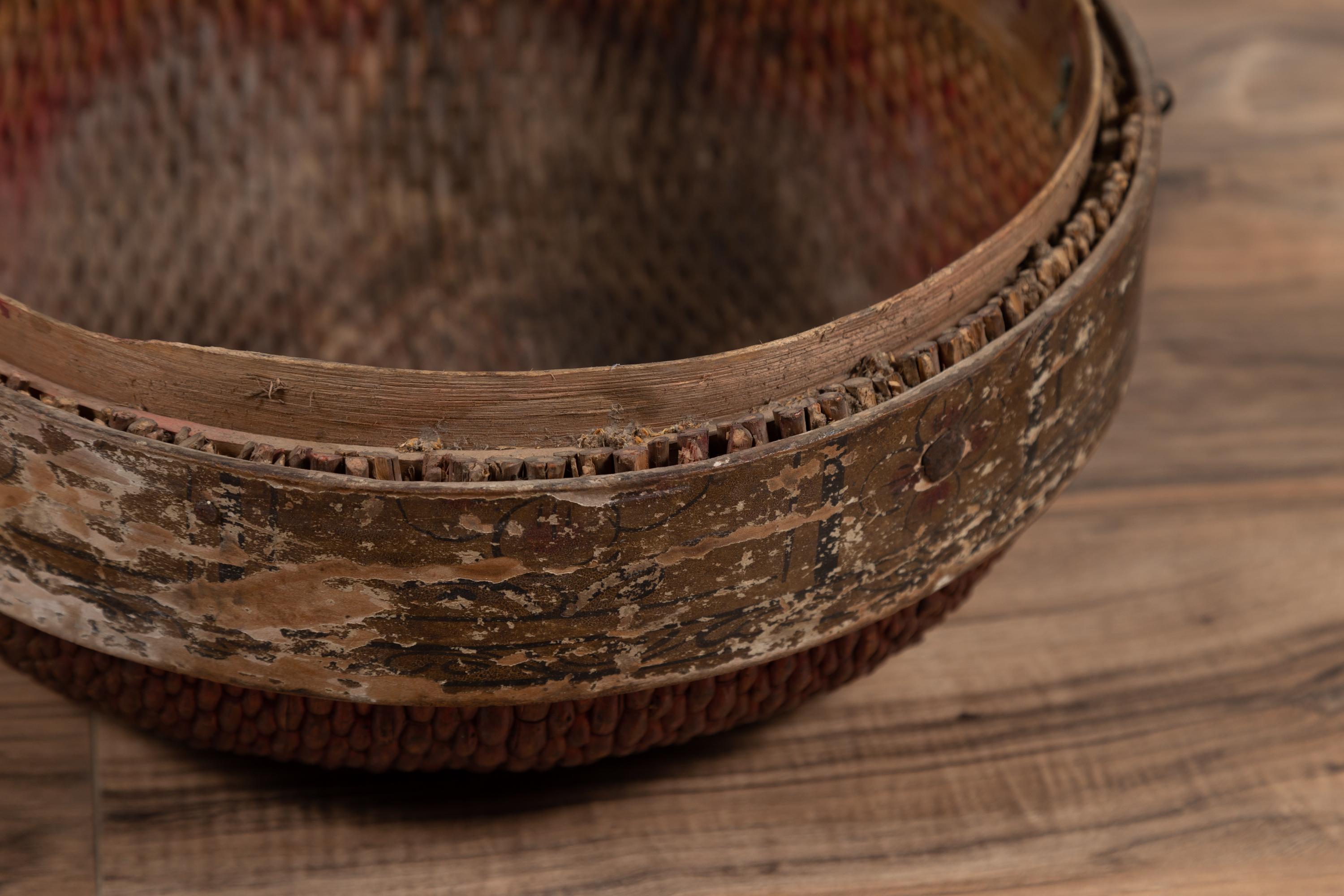 Boîte à chapeau circulaire chinoise vintage en rotin du milieu du siècle dernier avec patine vieillie en vente 2