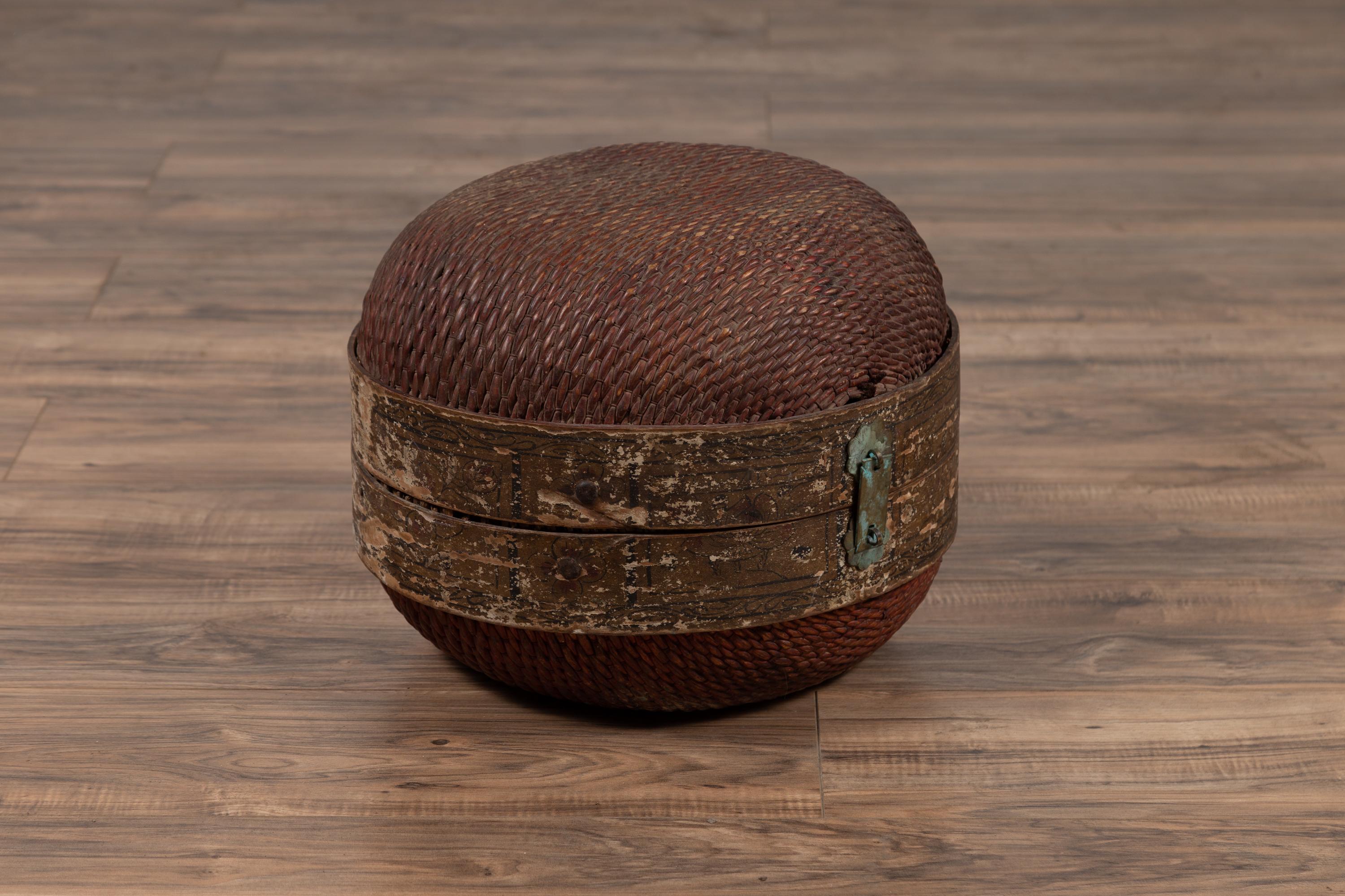 Rustique Boîte à chapeau circulaire chinoise vintage en rotin du milieu du siècle dernier avec patine vieillie en vente
