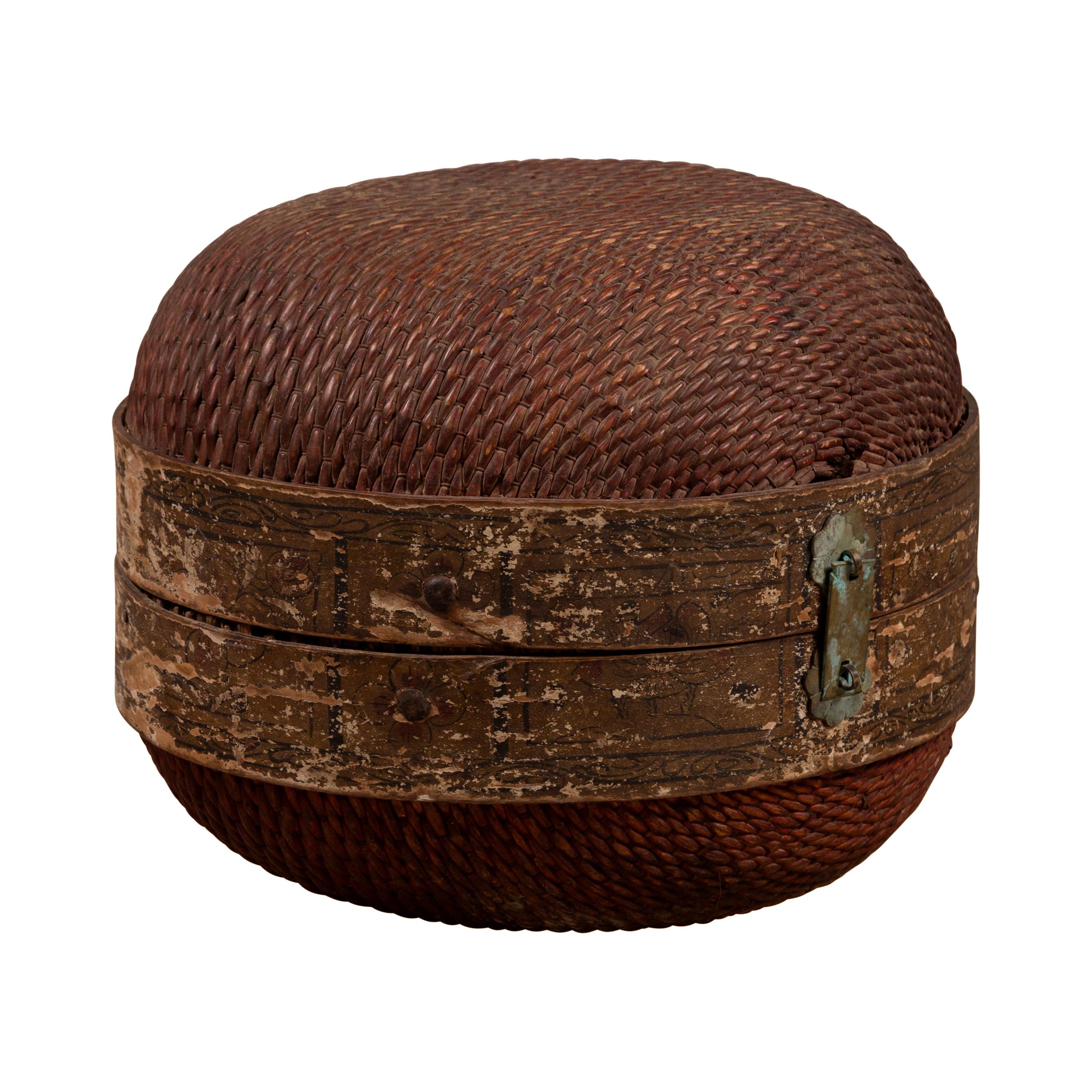 Boîte à chapeau circulaire chinoise vintage en rotin du milieu du siècle dernier avec patine vieillie