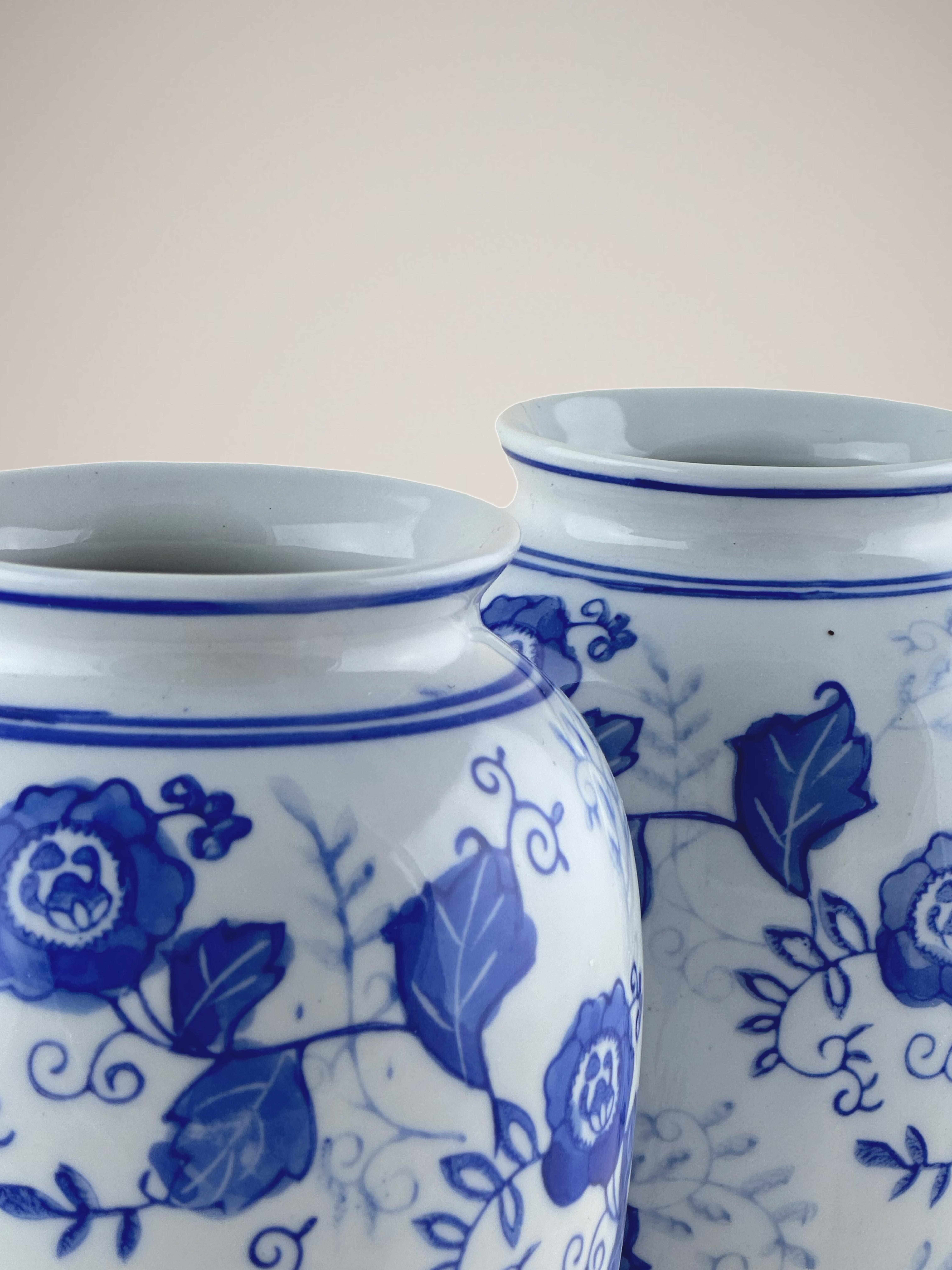 Peint à la main Paire de vases chinois vintage de style Ming 