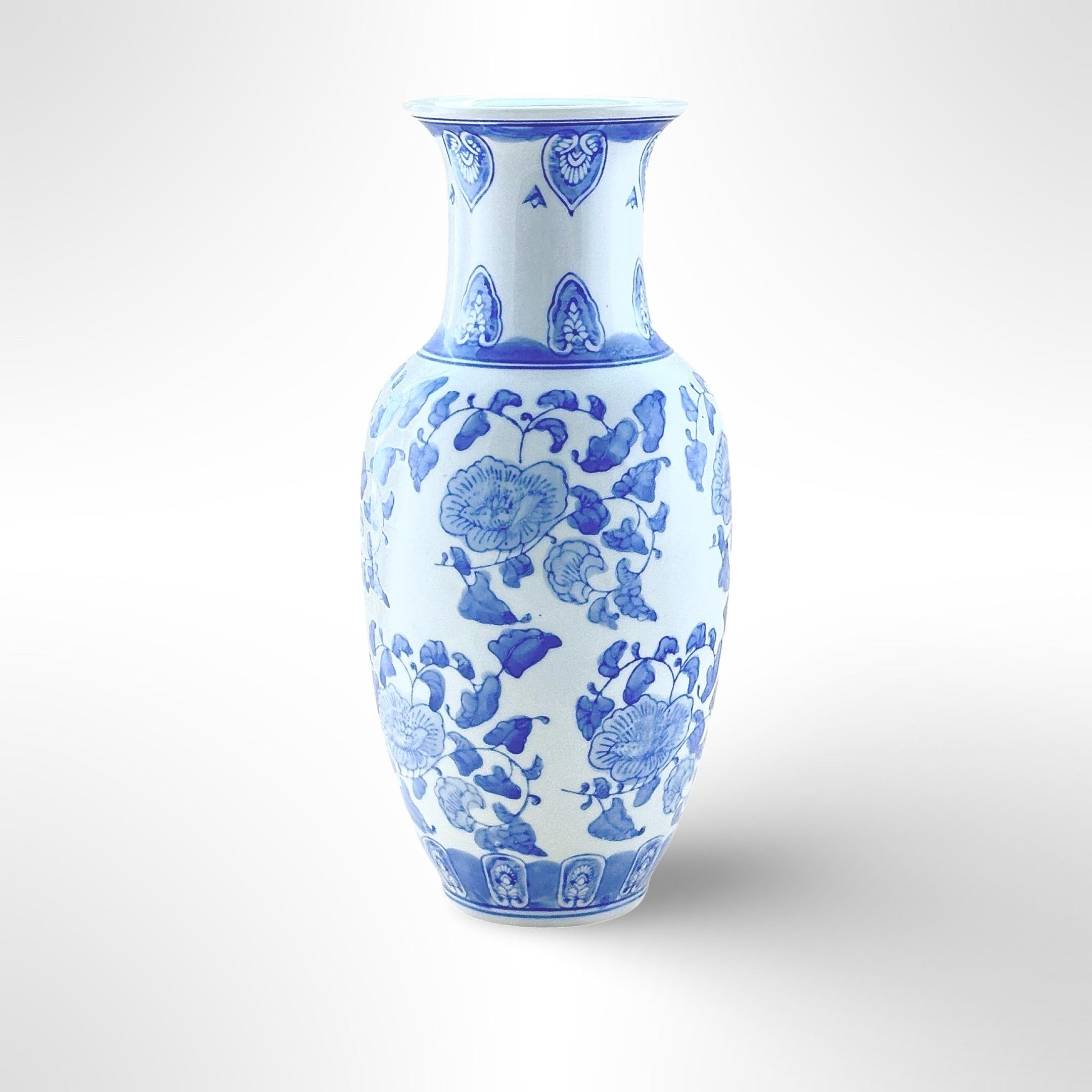 Un vase balustre vintage de style Ming. Créée vers le milieu ou la seconde moitié du 20e siècle en Chine. 

Une représentation classique de la porcelaine émaillée bleue et blanche, très révérée, fabriquée sous la dynastie Ming. Le vase a été