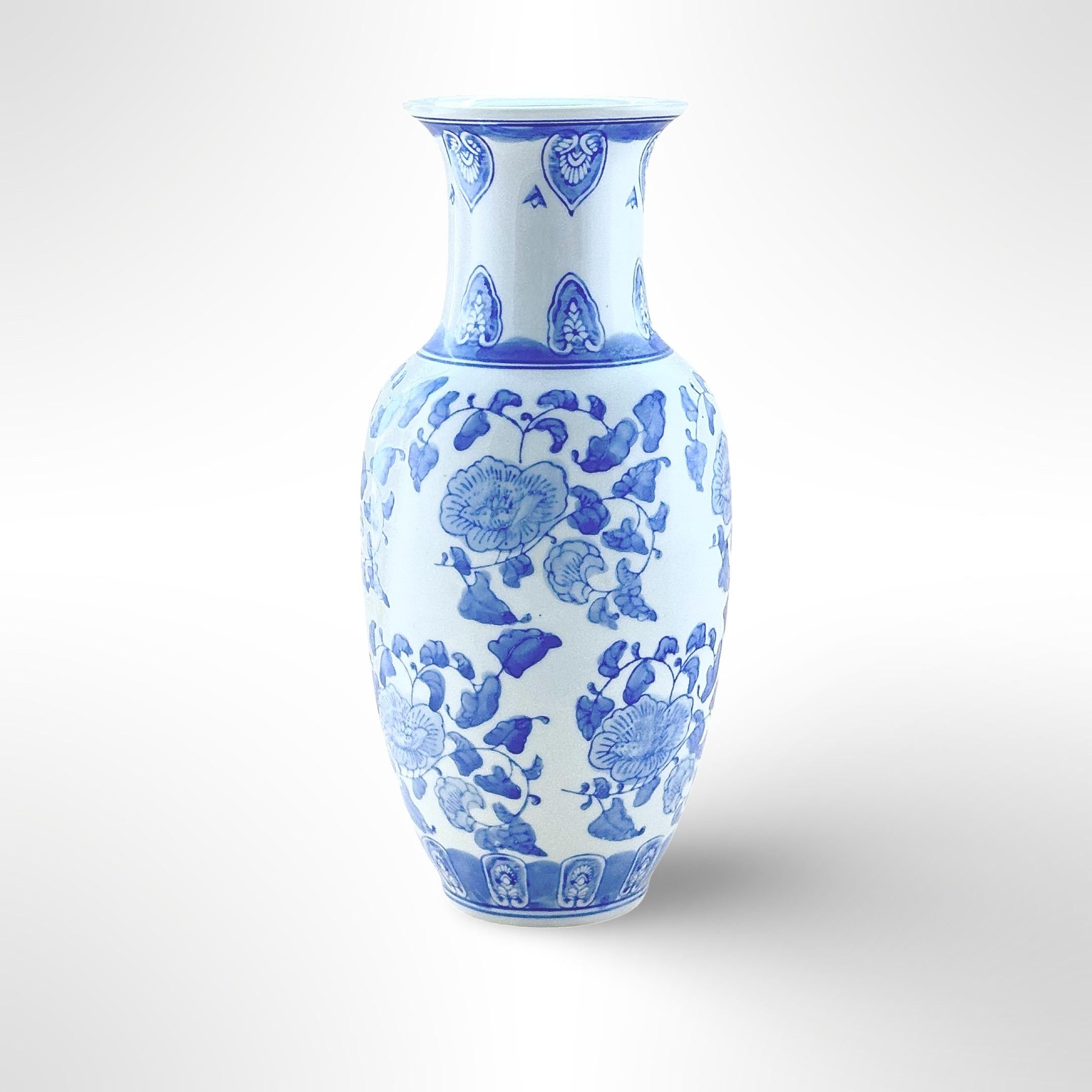 Un vaso a balaustro vintage in stile Ming. Creato intorno alla metà e alla seconda metà del XX secolo in Cina. 

Una classica rappresentazione della tanto venerata porcellana smaltata in bianco e blu realizzata durante la dinastia Ming. Il vaso è