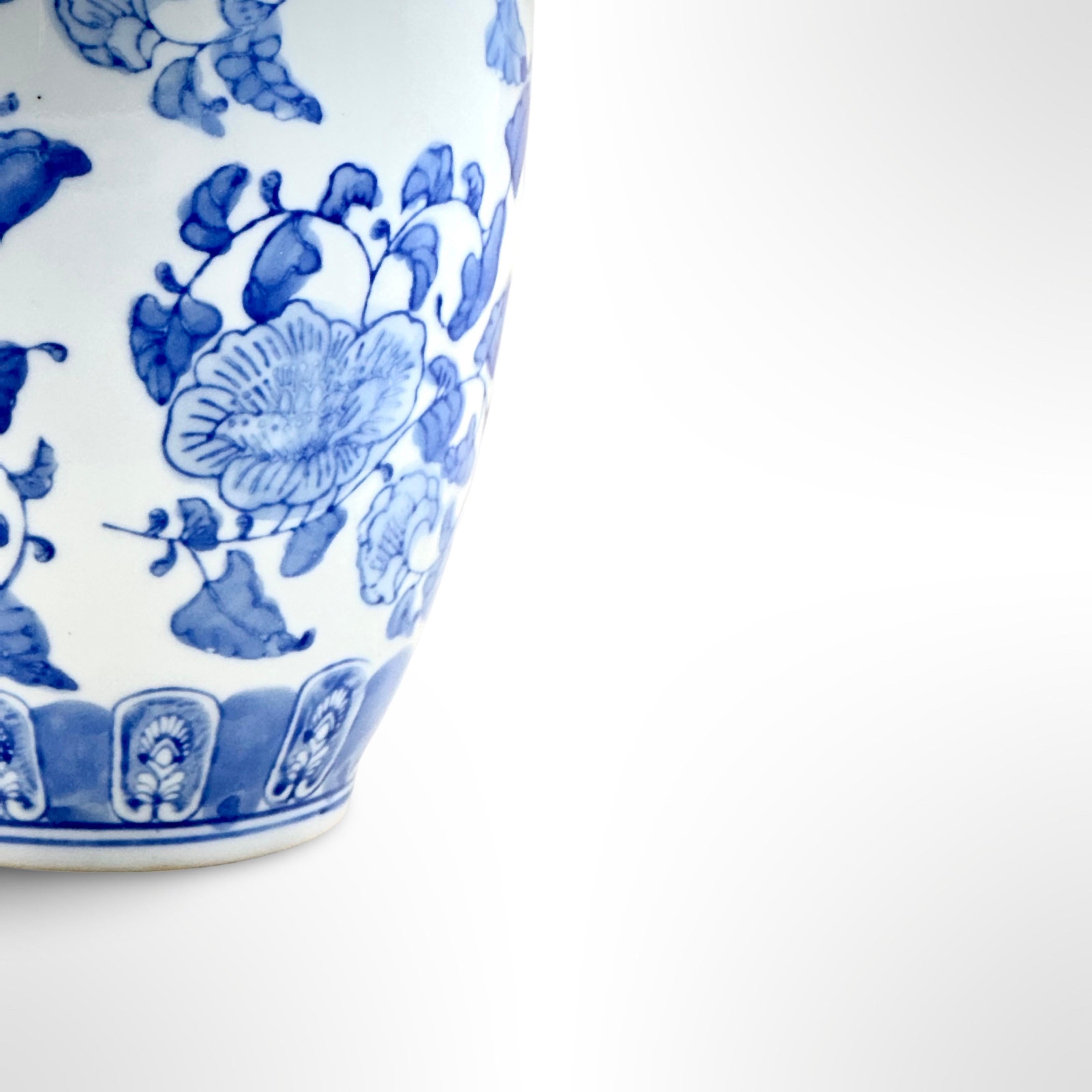 Vernissé Vieux style chinois Ming  Vase balustre en porcelaine bleu et blanc  en vente