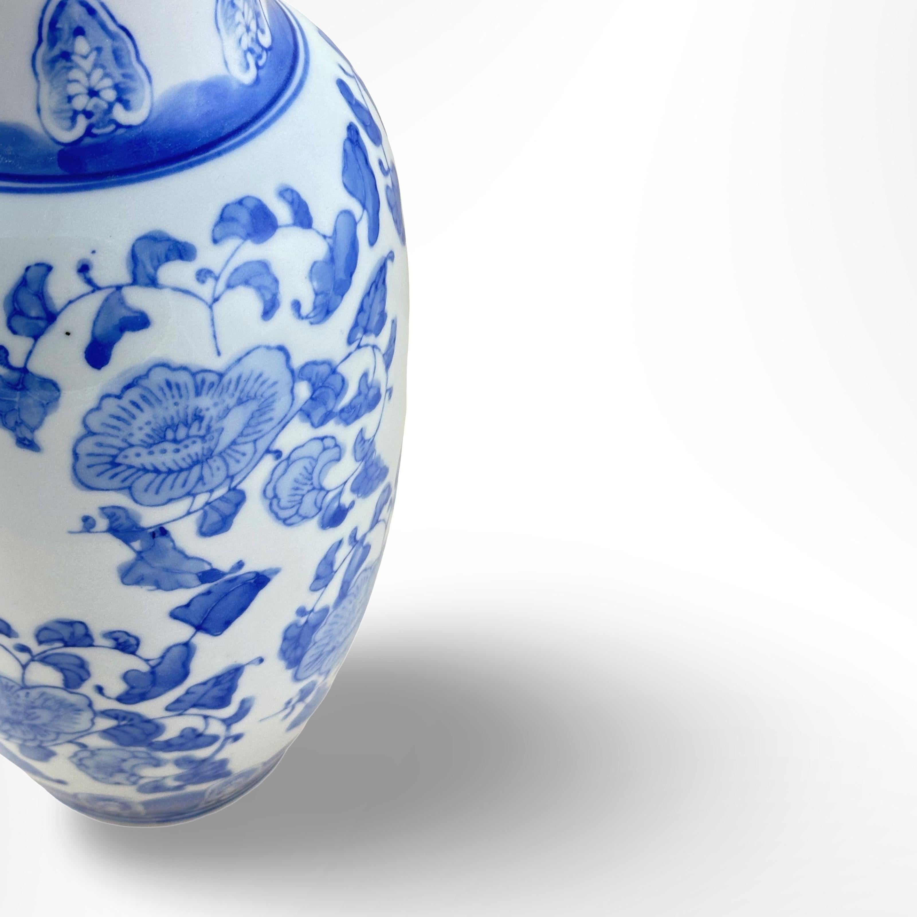 XX secolo Vaso cinese d'epoca in porcellana bianca e blu in stile Ming