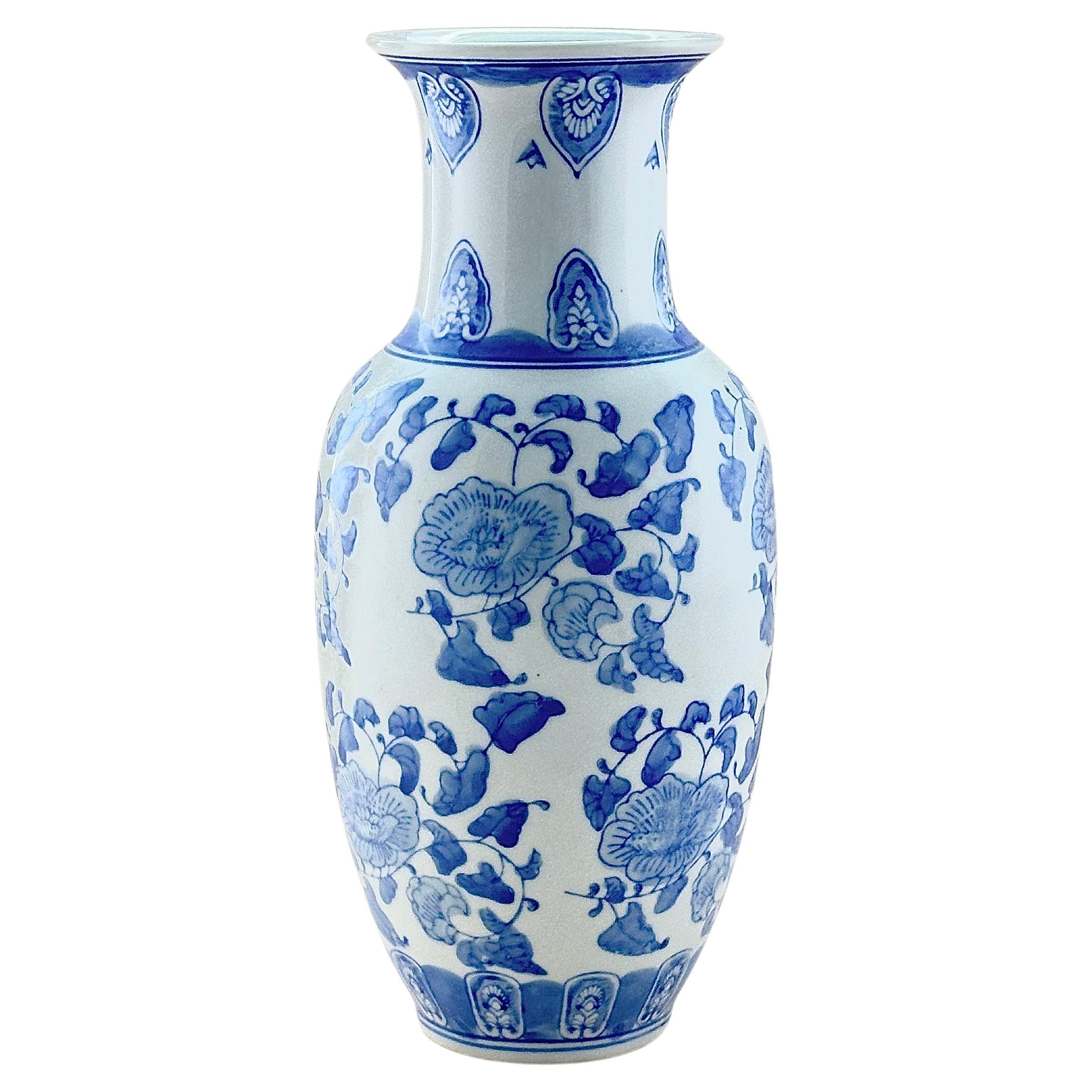 Vieux style chinois Ming  Vase balustre en porcelaine bleu et blanc  en vente