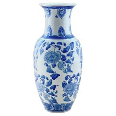 Vieux style chinois Ming  Vase balustre en porcelaine bleu et blanc 