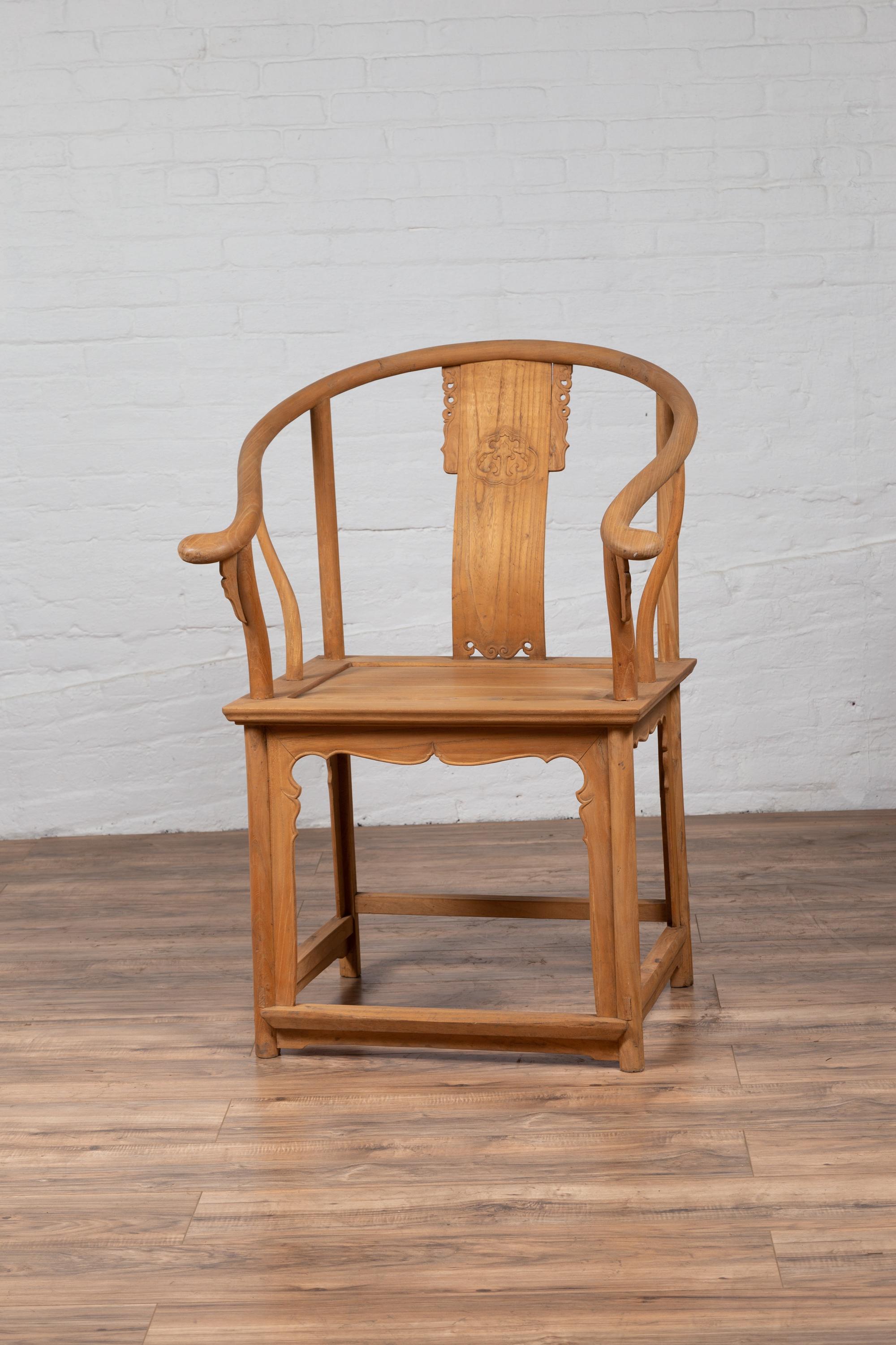 Vintage Chinese Ming Style Natural Wood Horseshoe Armchair with Carved Splat In Good Condition In Yonkers, NY