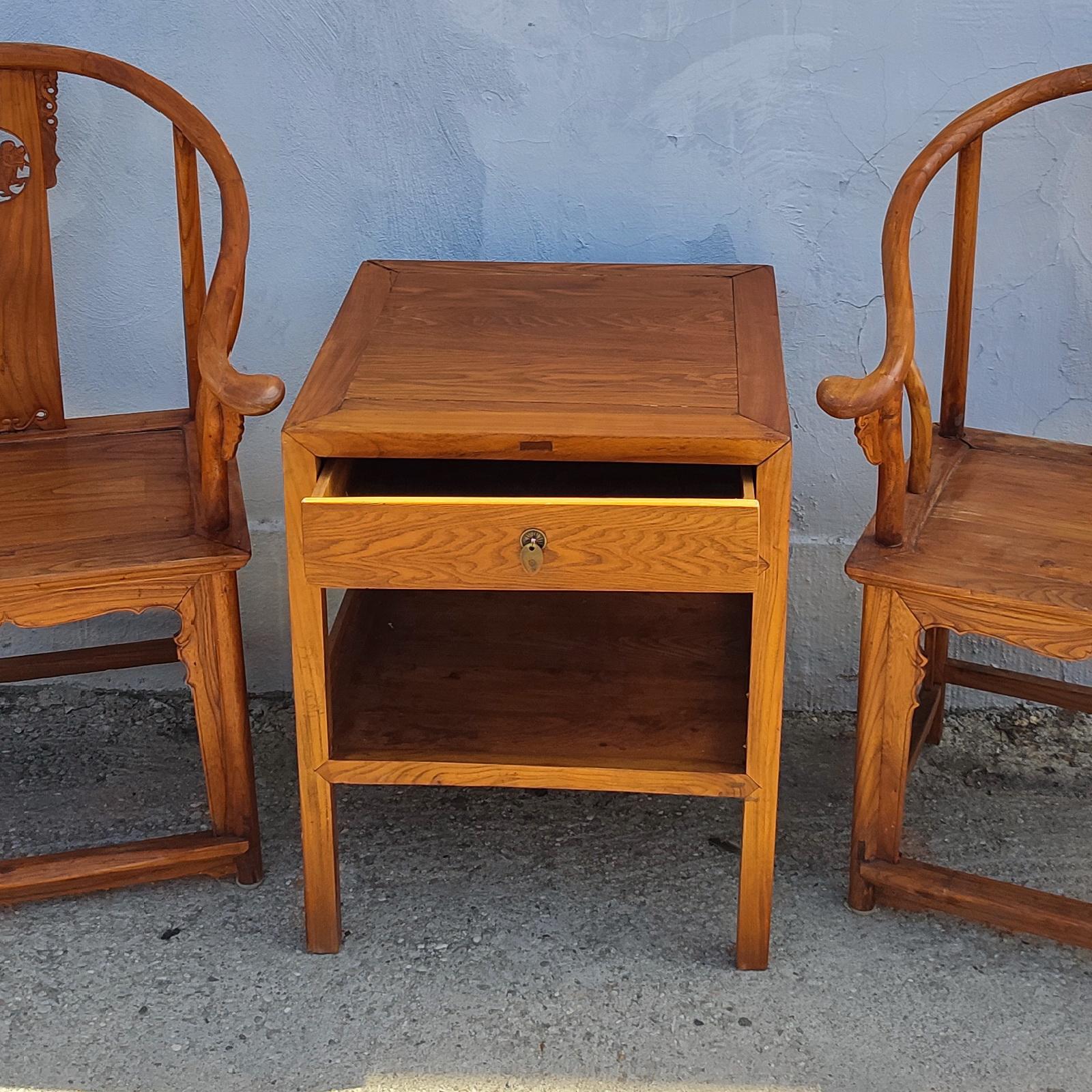 Vintage Chinese Ming Style Wood Pair of Horseshoe Armchairs and Matching Table en venta 3