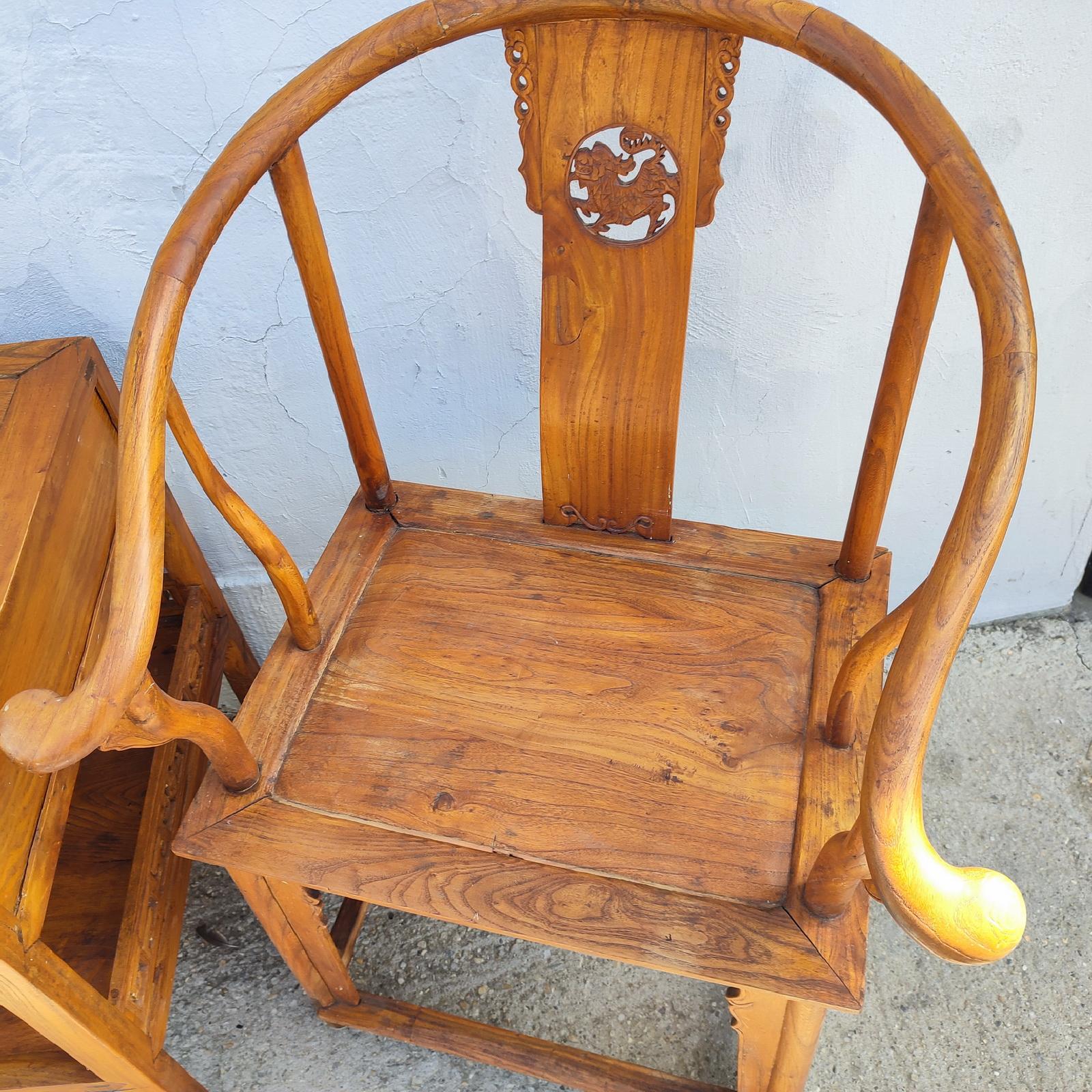 Vintage Chinese Ming Style Wood Pair of Horseshoe Armchairs and Matching Table en venta 5