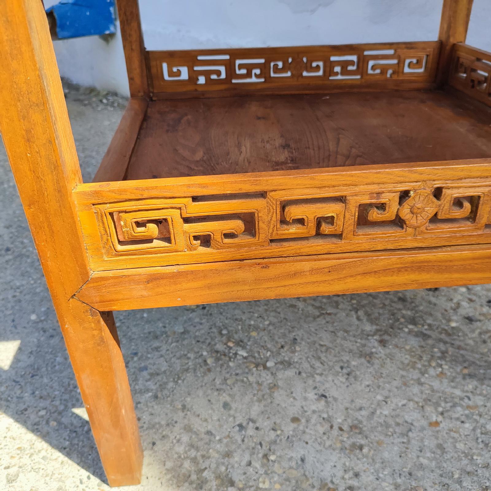 Vintage Chinese Ming Style Wood Pair of Horseshoe Armchairs and Matching Table en venta 8