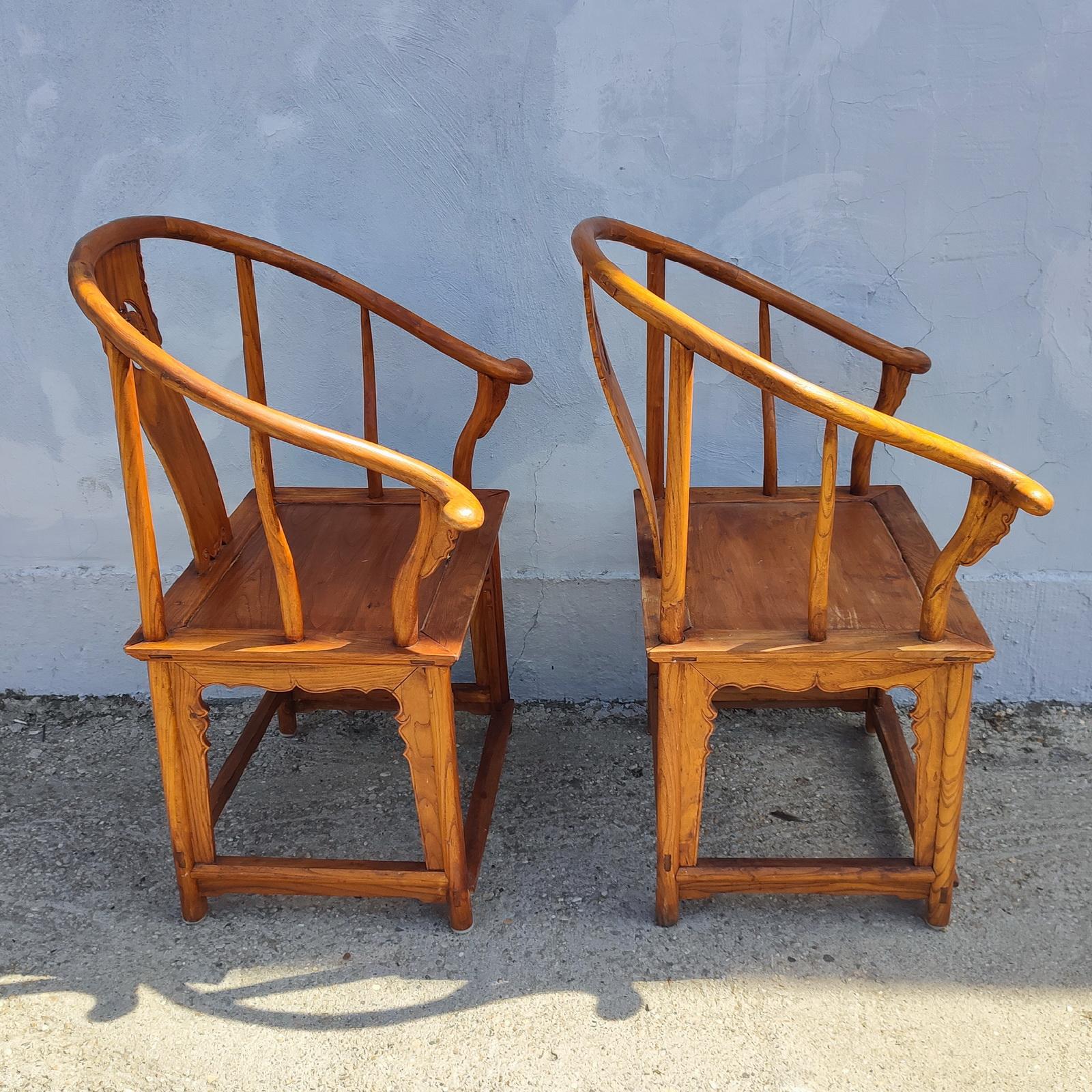 Vintage Chinese Ming Style Wood Pair of Horseshoe Armchairs and Matching Table en venta 10