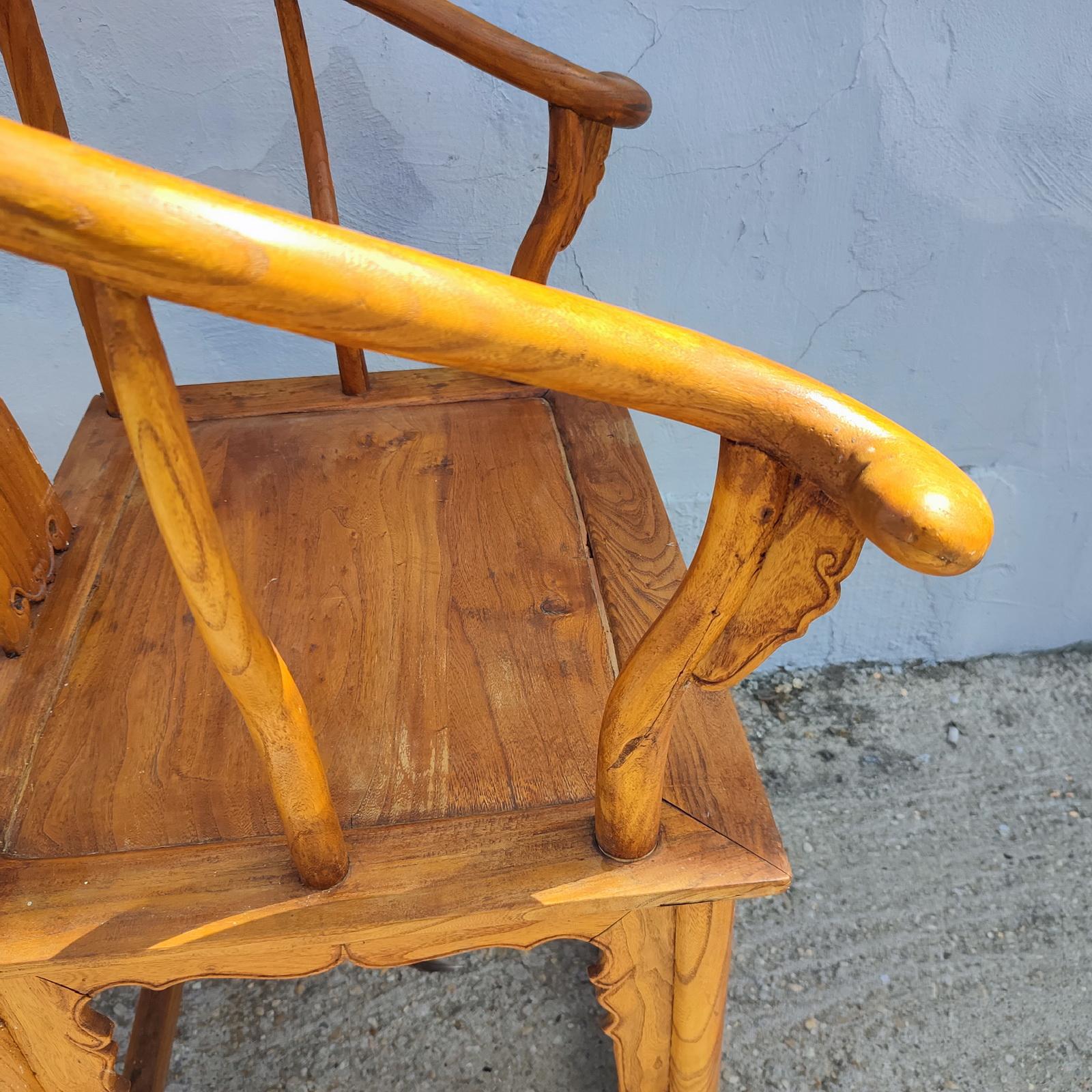 Vintage Chinese Ming Style Wood Pair of Horseshoe Armchairs and Matching Table en venta 11