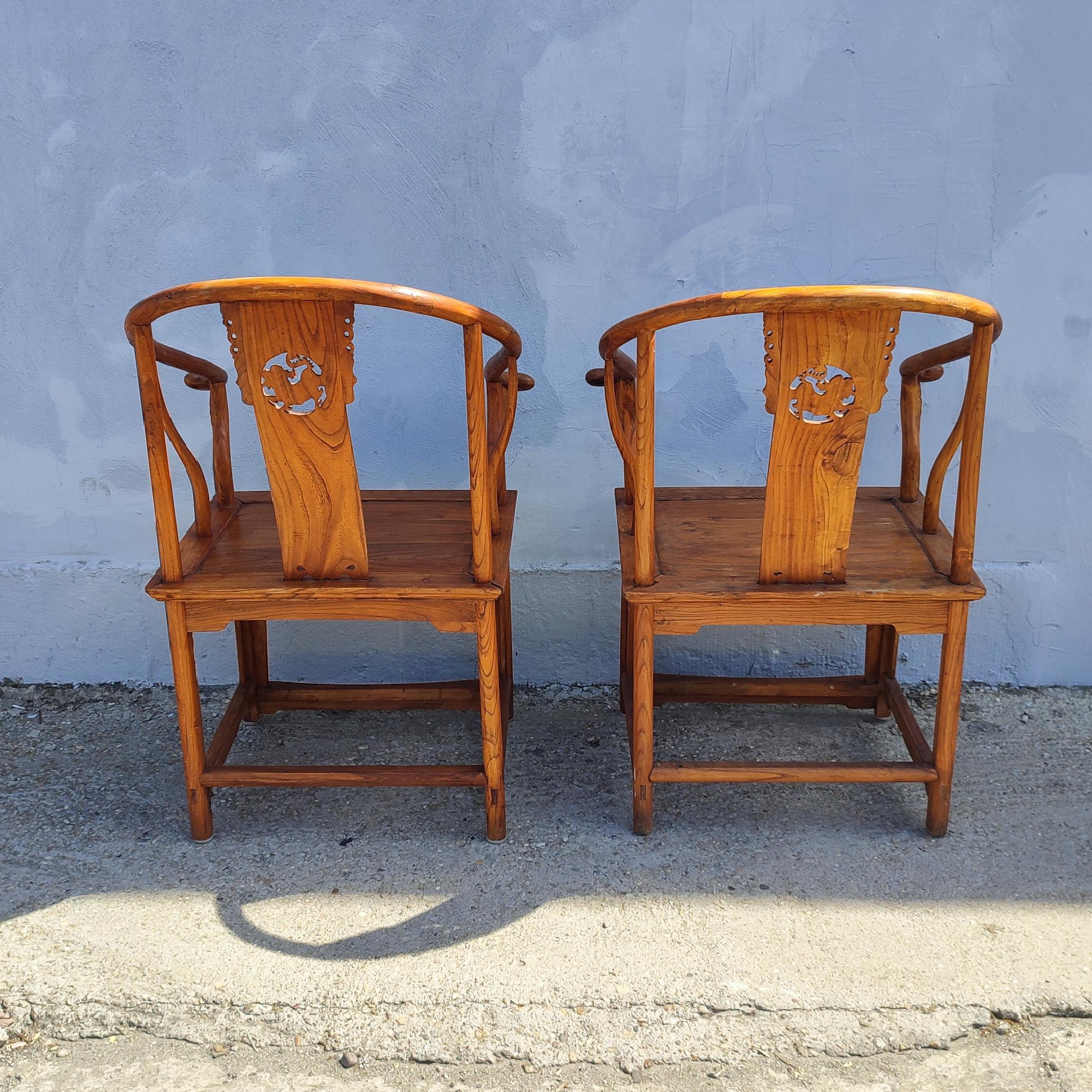 Vintage Chinese Ming Style Wood Pair of Horseshoe Armchairs and Matching Table en venta 12
