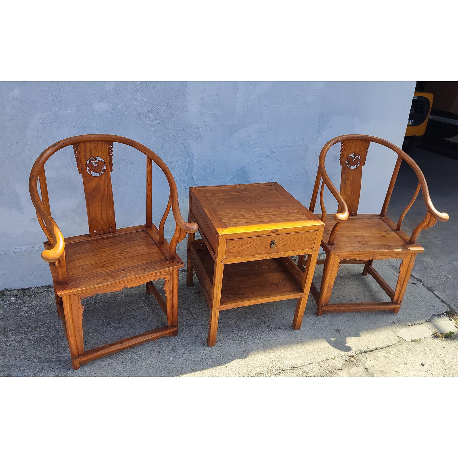 Vintage Chinese Ming Style Wood Pair of Horseshoe Armchairs and Matching Table Tallado en venta