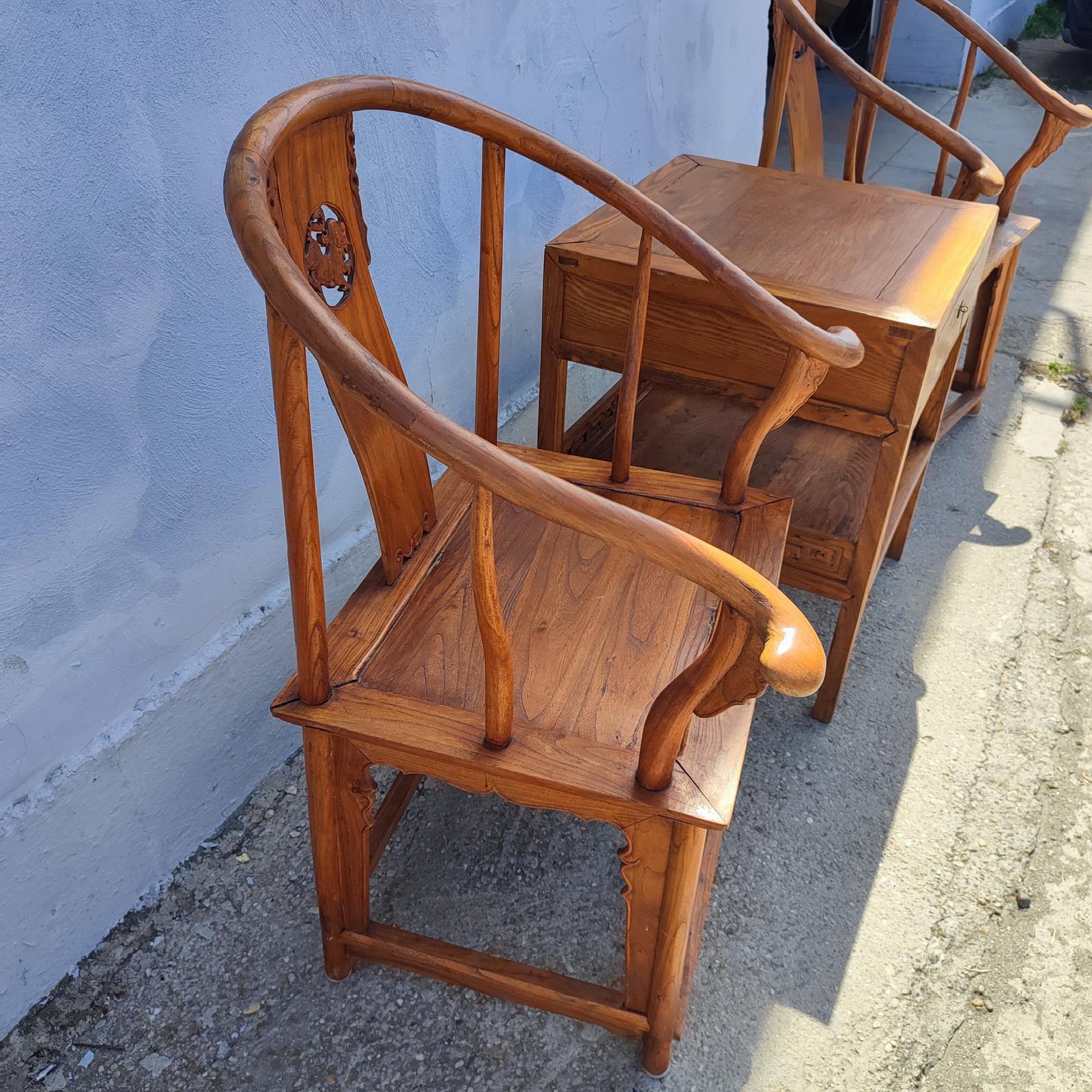 Vintage Chinese Ming Style Wood Pair of Horseshoe Armchairs and Matching Table en Bueno estado para la venta en Bochum, NRW