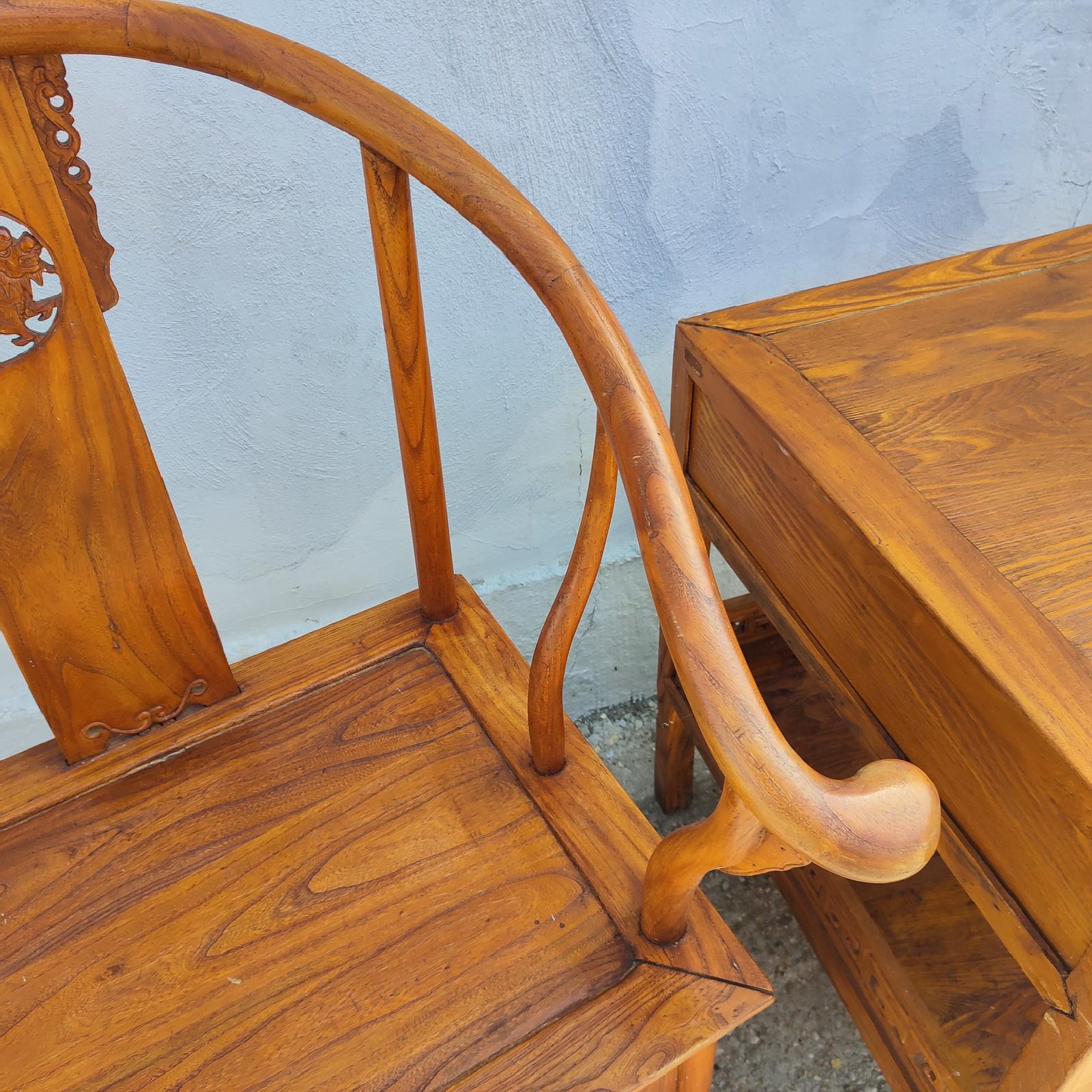 Vintage Chinese Ming Style Wood Pair of Horseshoe Armchairs and Matching Table Madera en venta