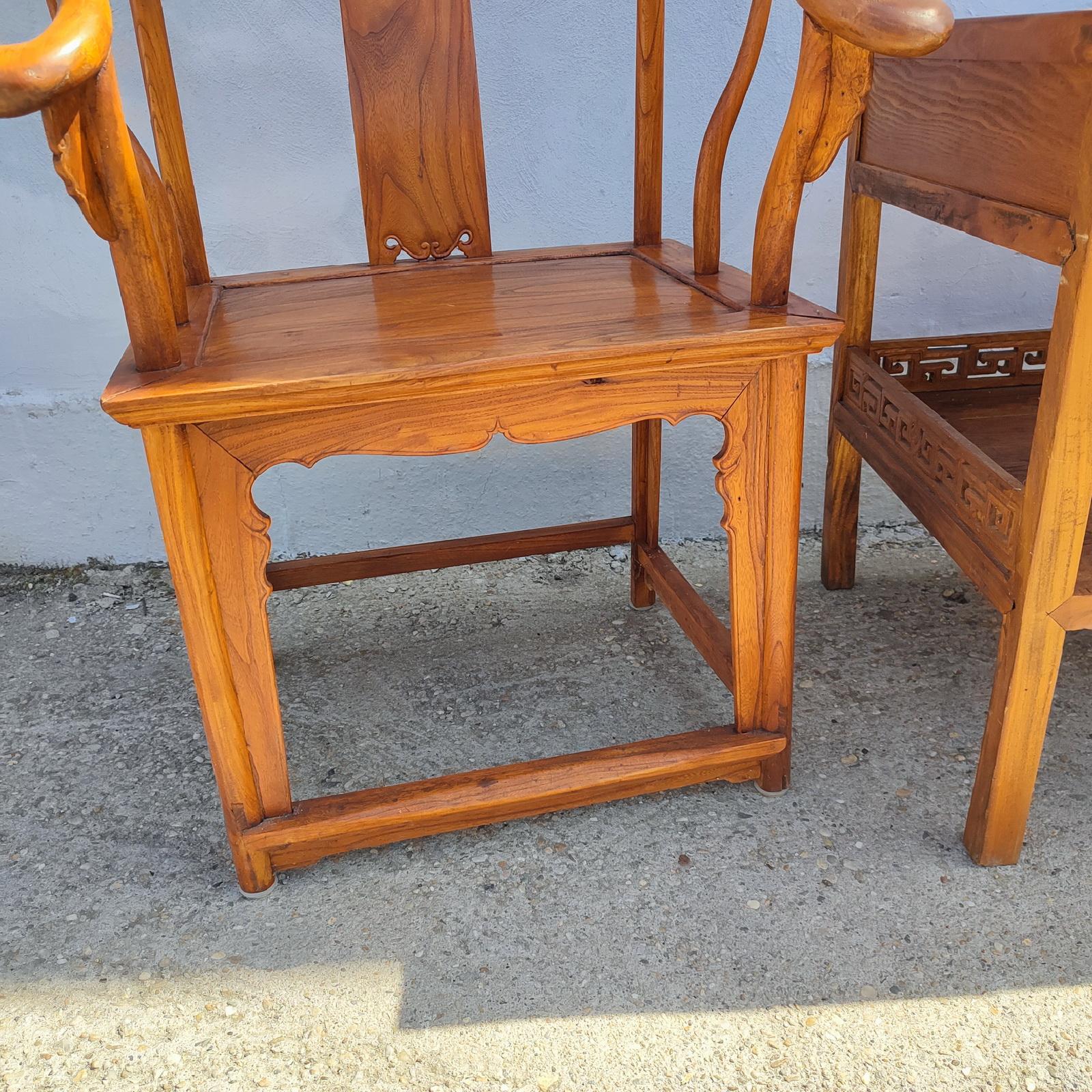 Vintage Chinese Ming Style Wood Pair of Horseshoe Armchairs and Matching Table en venta 1