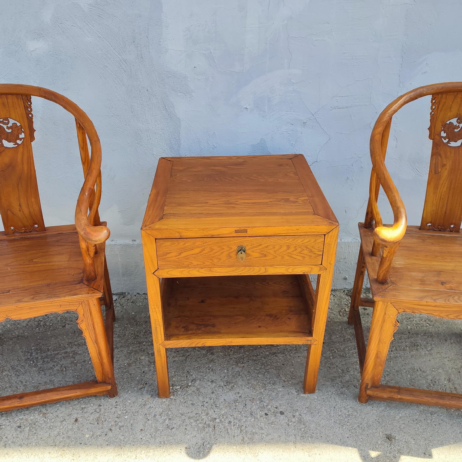 Vintage Chinese Ming Style Wood Pair of Horseshoe Armchairs and Matching Table en venta 2