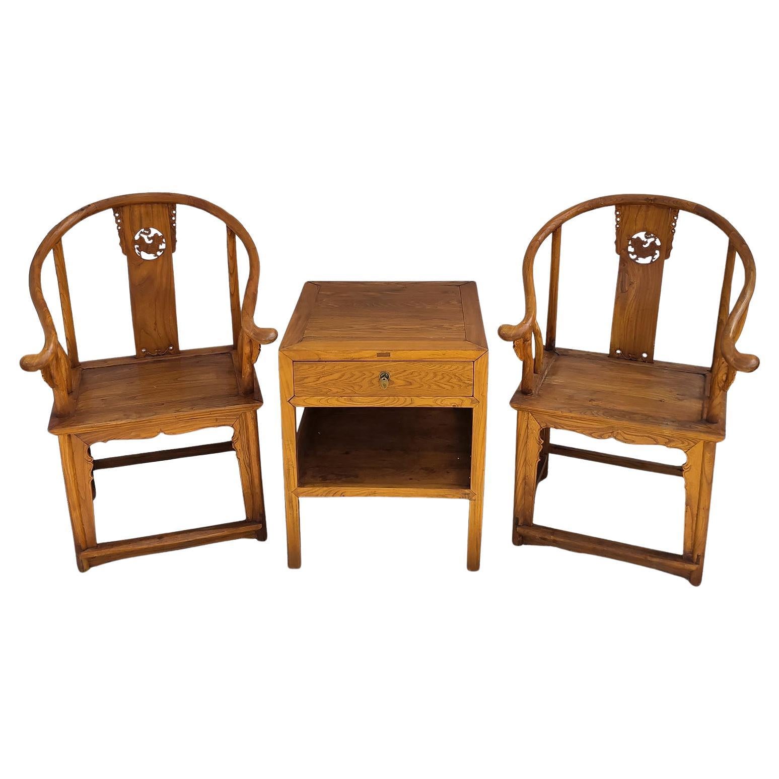 Vintage Chinese Ming Style Wood Pair of Horseshoe Armchairs and Matching Table en venta
