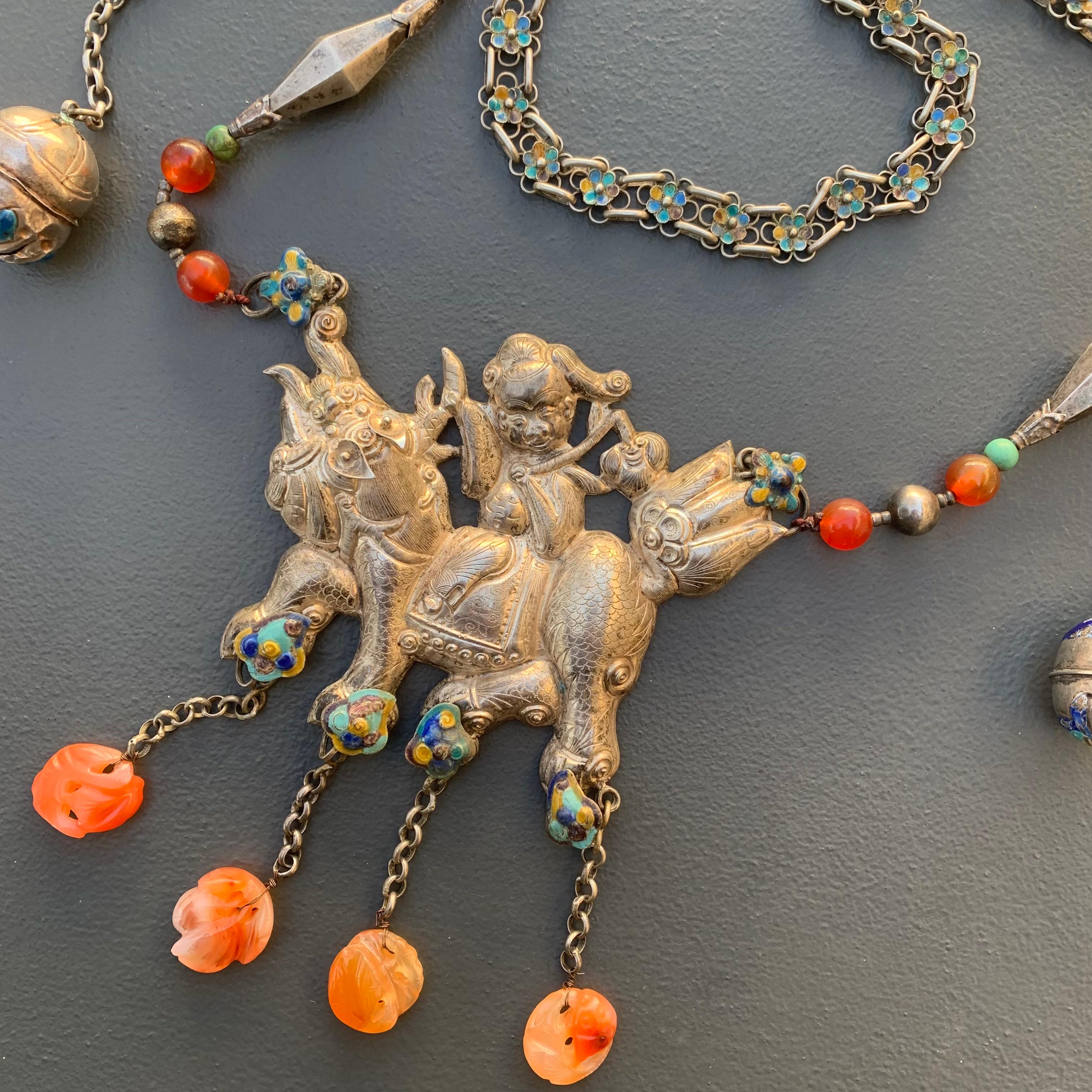 Perle Collier vintage chinois de Mongolie sculpté en cornaline, turquoise et argent émaillé en vente