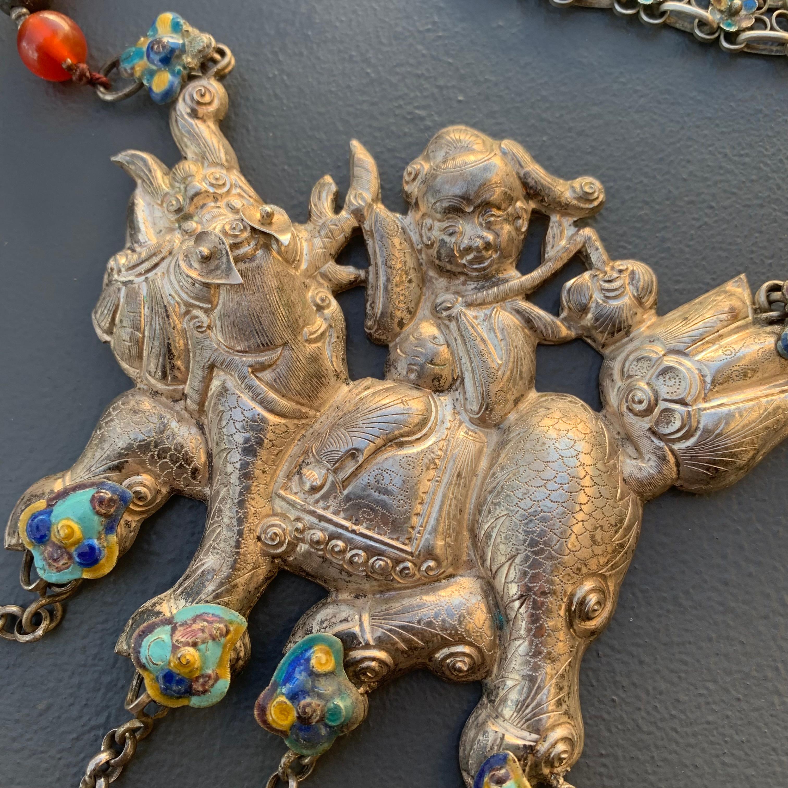 Collier vintage chinois de Mongolie sculpté en cornaline, turquoise et argent émaillé Unisexe en vente