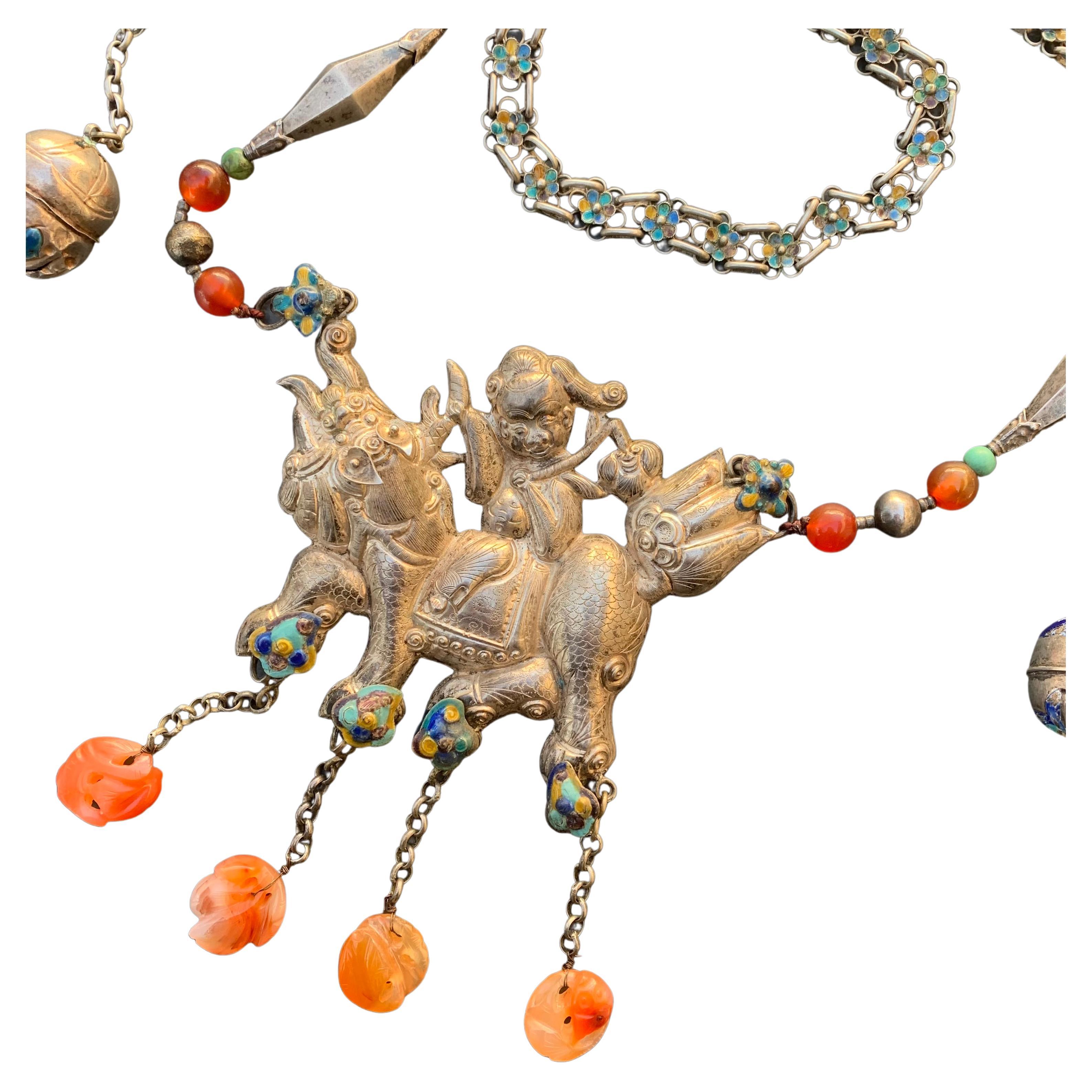 Collier vintage chinois de Mongolie sculpté en cornaline, turquoise et argent émaillé en vente
