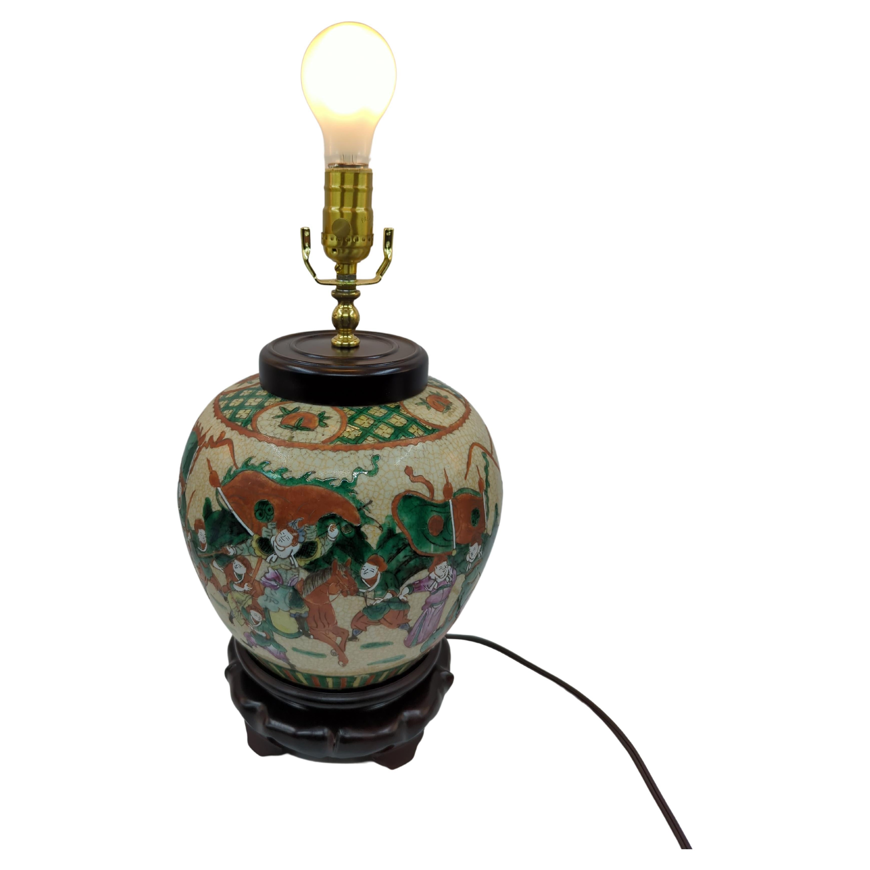 Exportation chinoise Lampe vase famille rose vintage en porcelaine chinoise de Nanking à glaçure craquelée 20 carats en vente