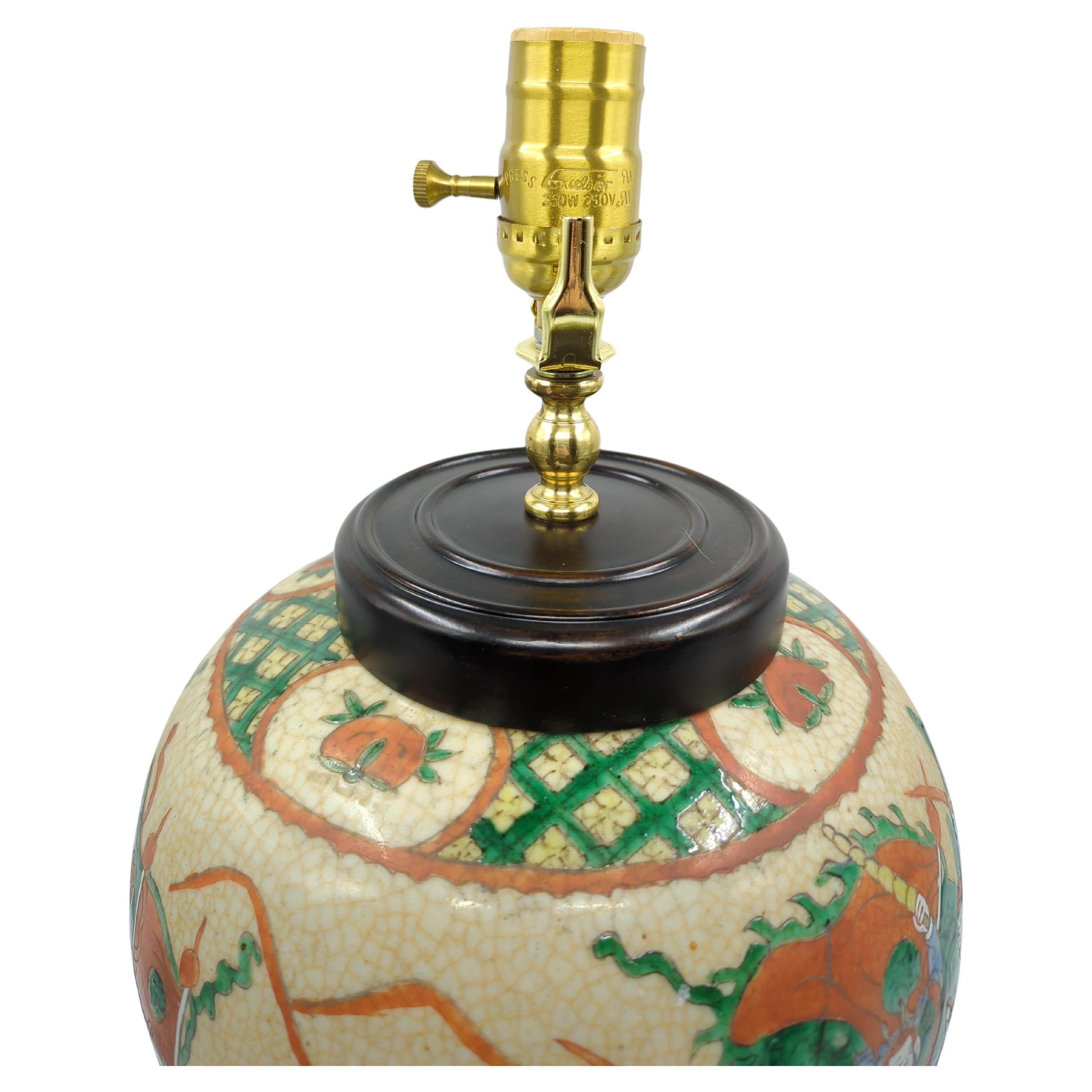Peint à la main Lampe vase famille rose vintage en porcelaine chinoise de Nanking à glaçure craquelée 20 carats en vente