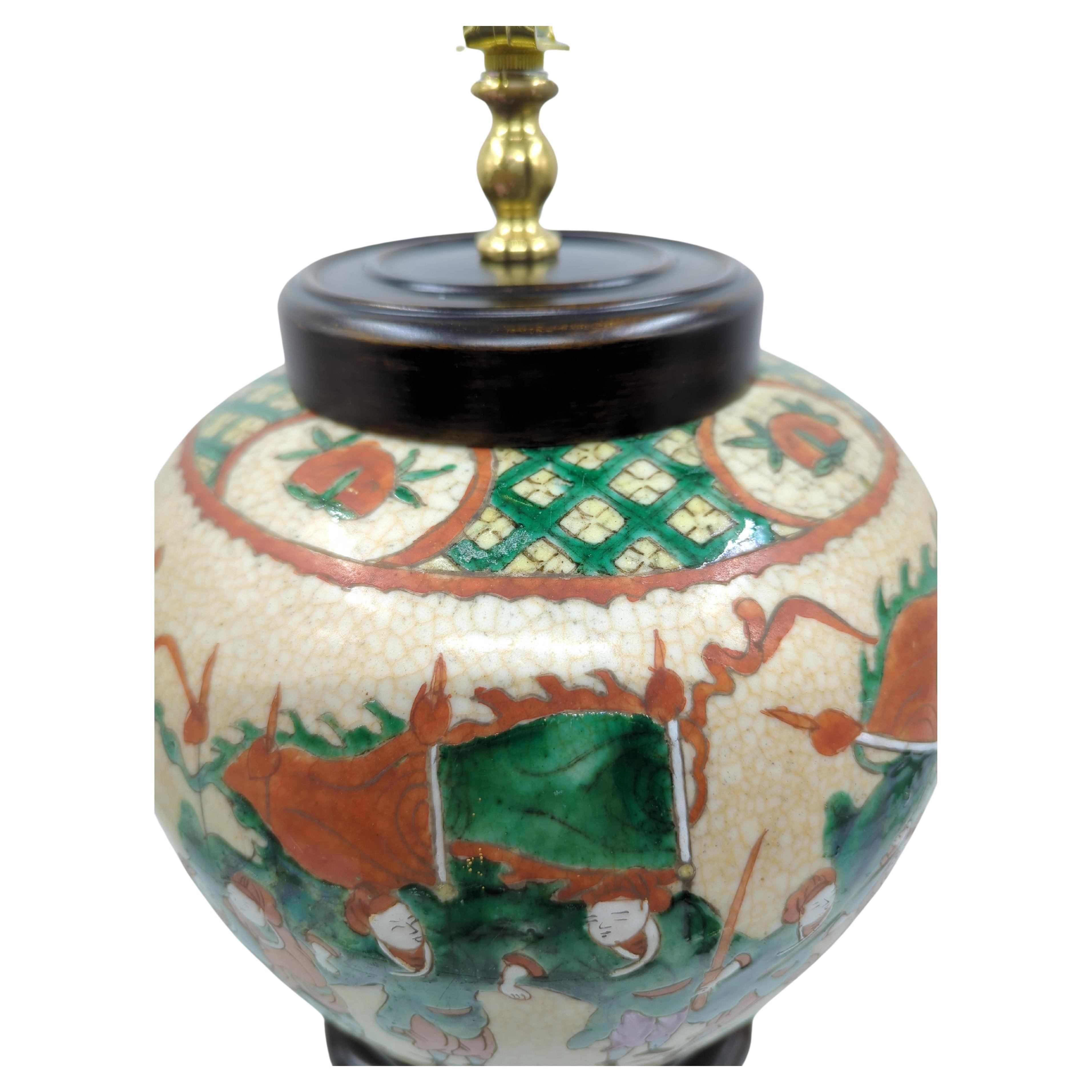 20ième siècle Lampe vase famille rose vintage en porcelaine chinoise de Nanking à glaçure craquelée 20 carats en vente