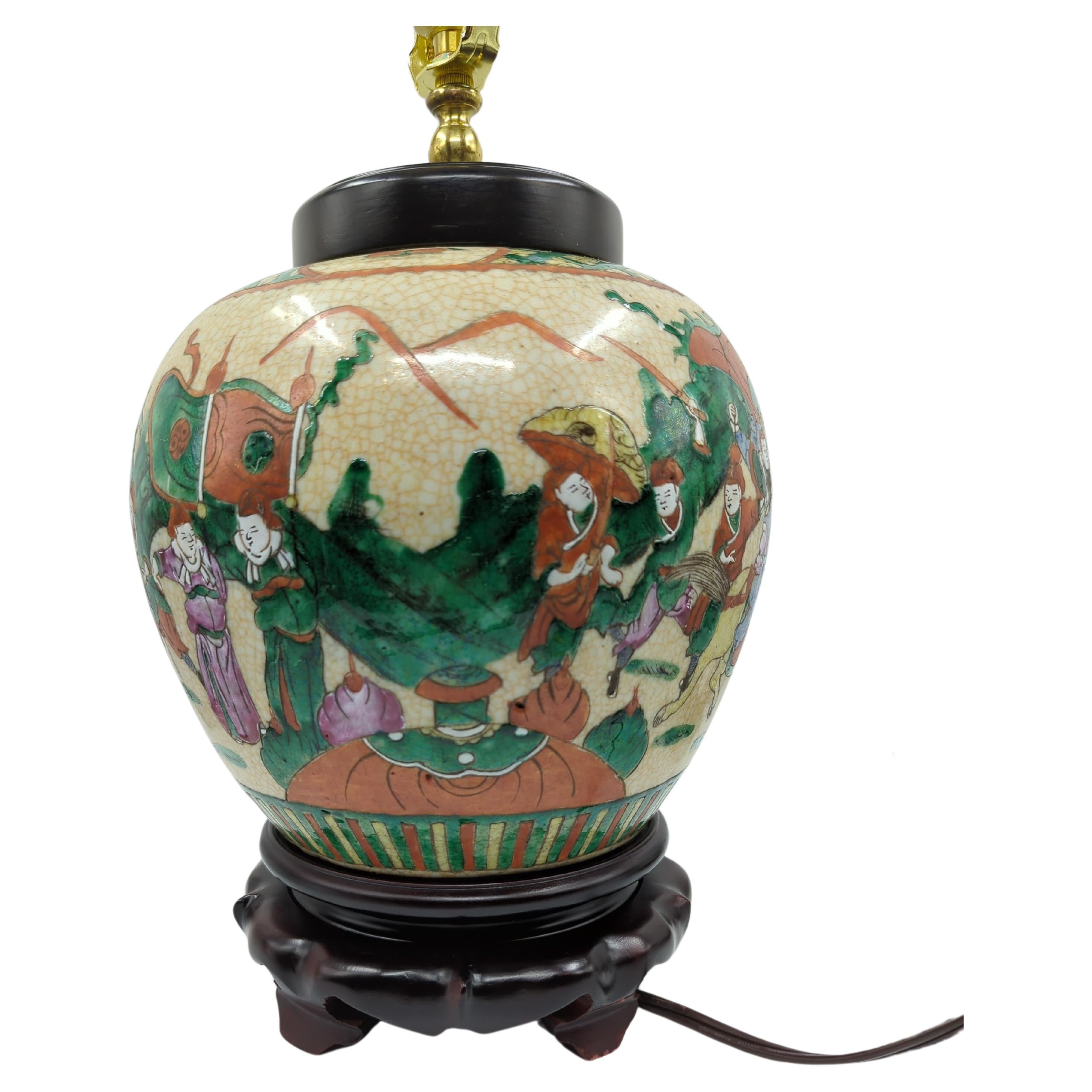 Porcelaine Lampe vase famille rose vintage en porcelaine chinoise de Nanking à glaçure craquelée 20 carats en vente