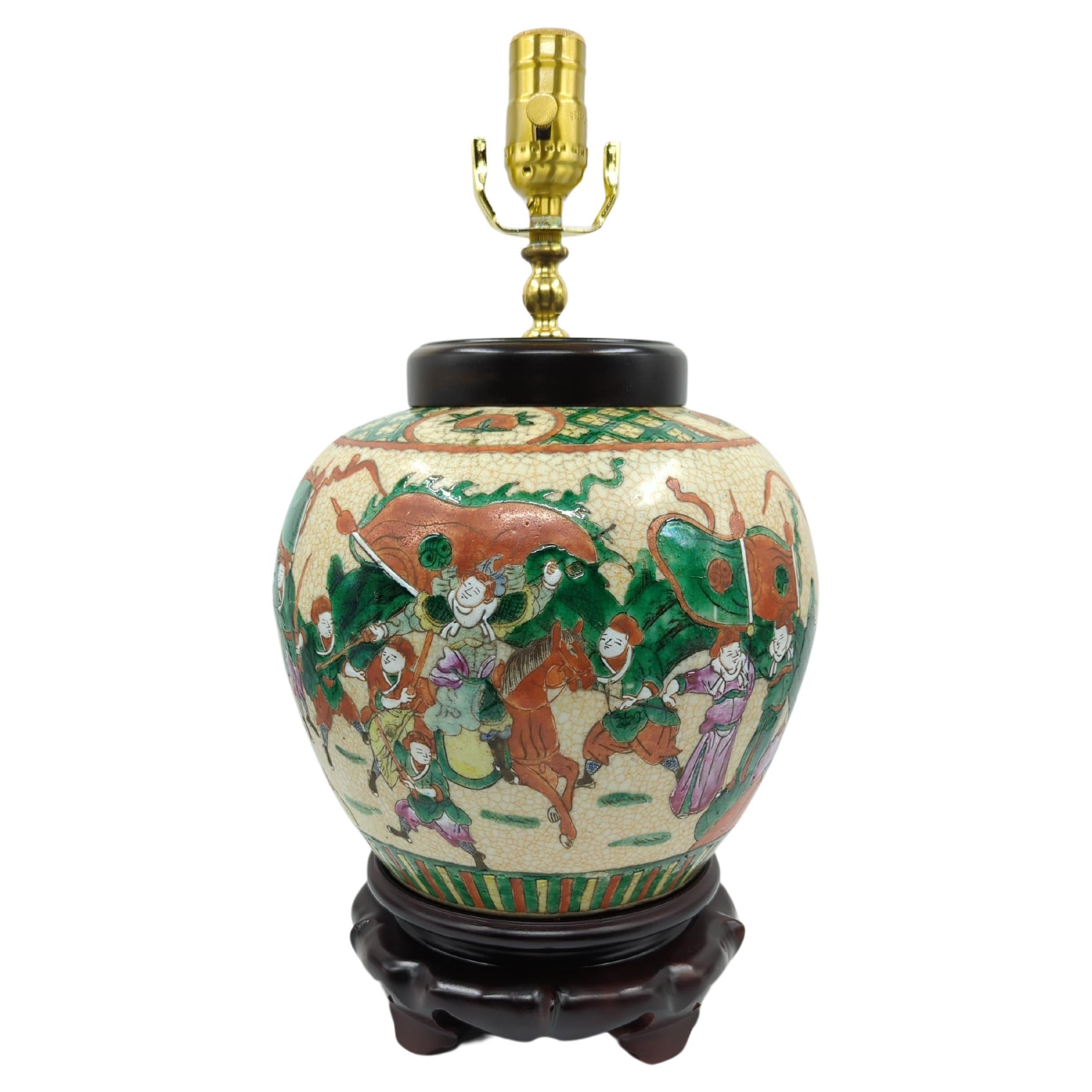 Lampe vase famille rose vintage en porcelaine chinoise de Nanking à glaçure craquelée 20 carats en vente