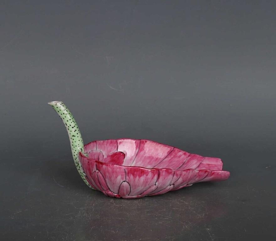 Questo vaso asiatico vintage con uccelli e fiori smaltati è un'opera d'arte splendidamente realizzata che riflette l'eleganza e la ricchezza culturale della porcellana cinese tradizionale. Dipinto a mano con intricati motivi di uccelli e fiori,