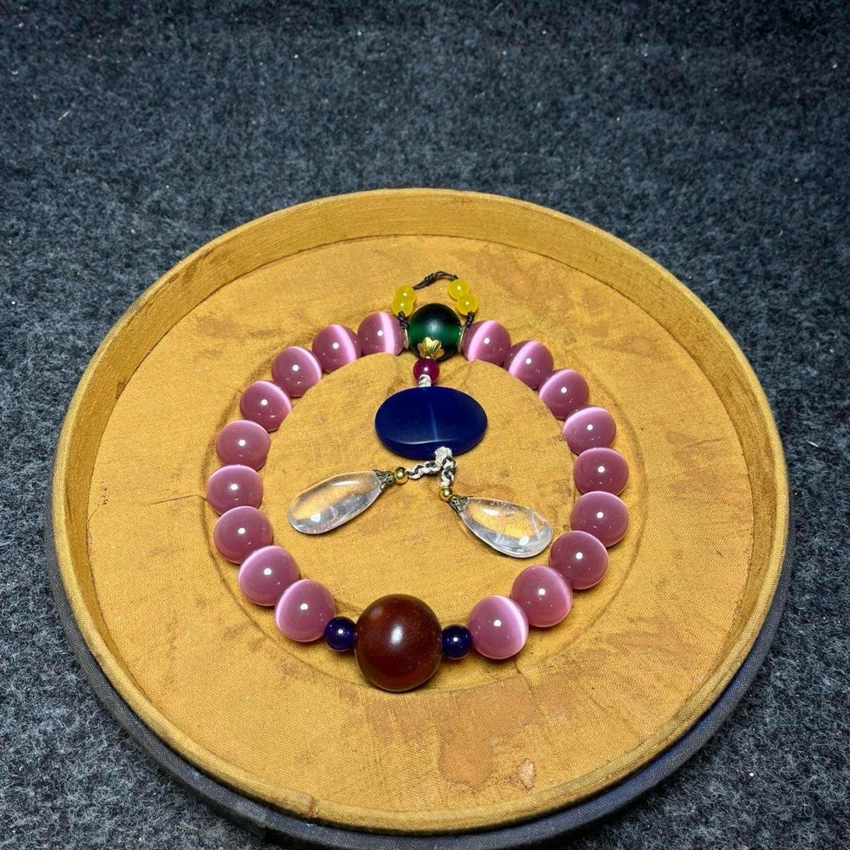 Vintage Chinese Opal Eighteen Beads Bracelet in Embroidered Box In Fair Condition For Sale In 景德镇市, CN