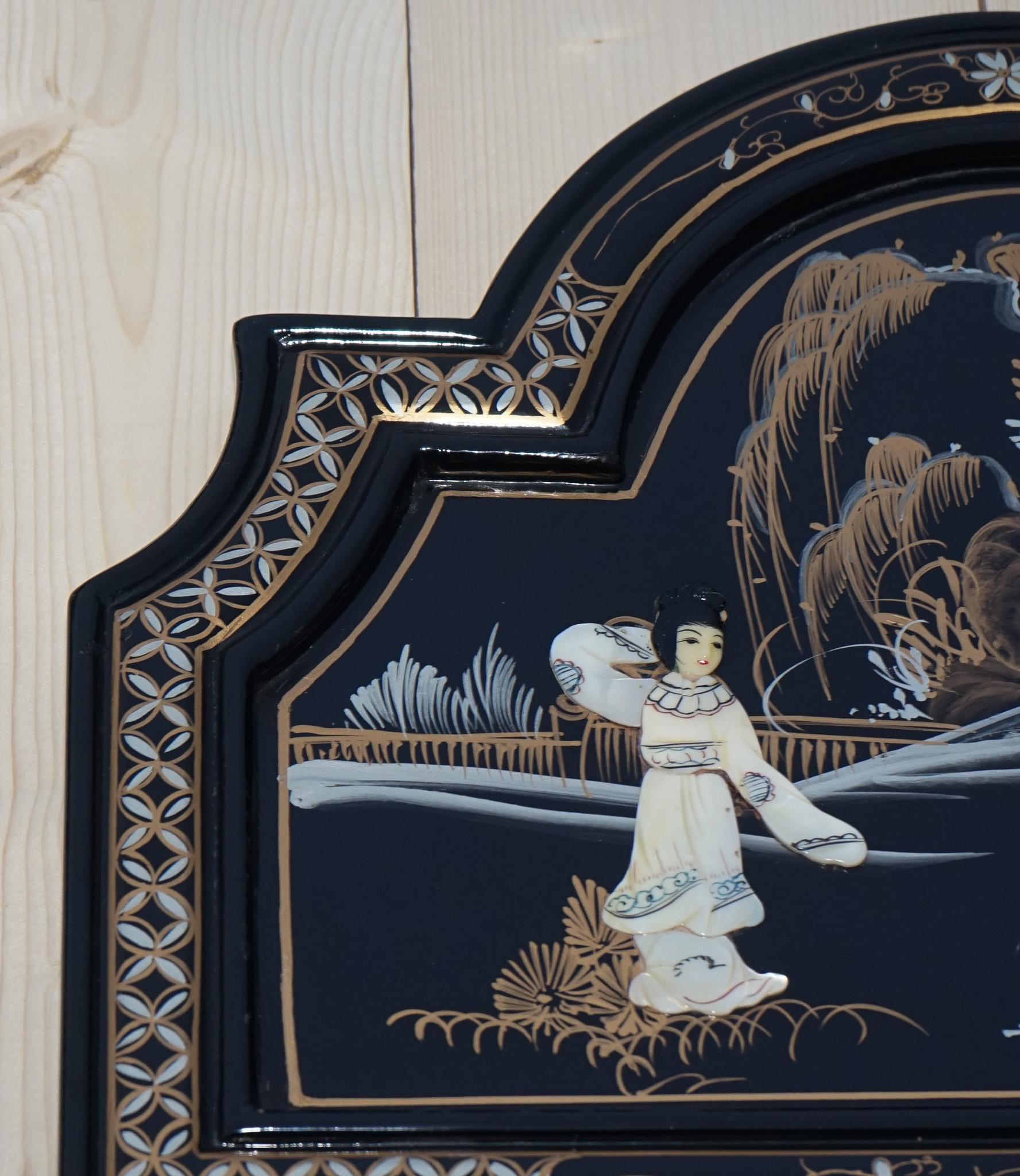 20th Century VINTAGE CHINESE ORIENTAL CHINOISERIE ORNATE LACQUERED WALL MiRROR For Sale