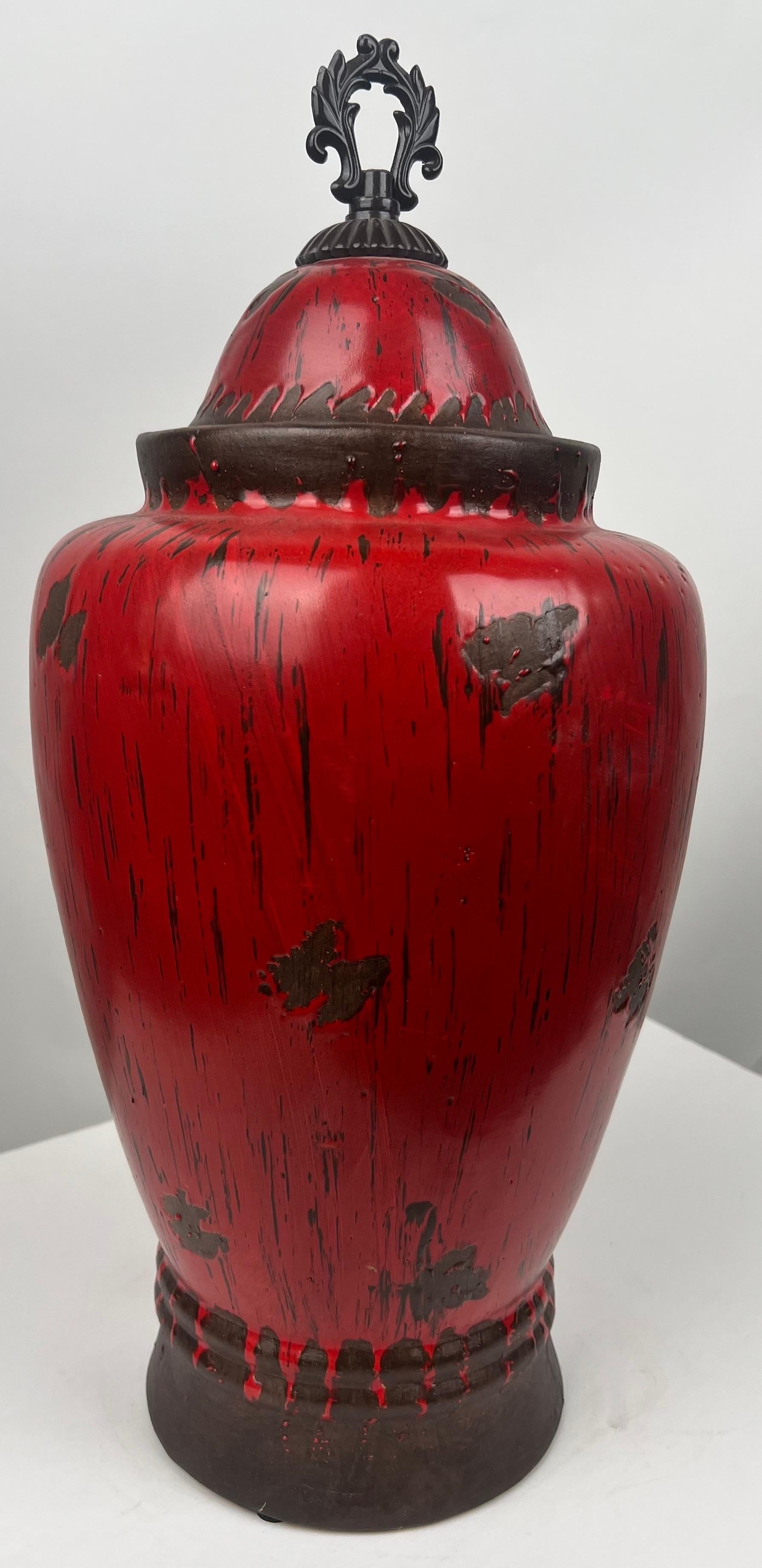 Vaso orientale cinese d'epoca in ceramica rossa con coperchio

Questo squisito vaso d'epoca in ceramica orientale cinese è un esempio lampante di maestria e design senza tempo. La forma alta e allungata a balaustro è rifinita con un ricco smalto