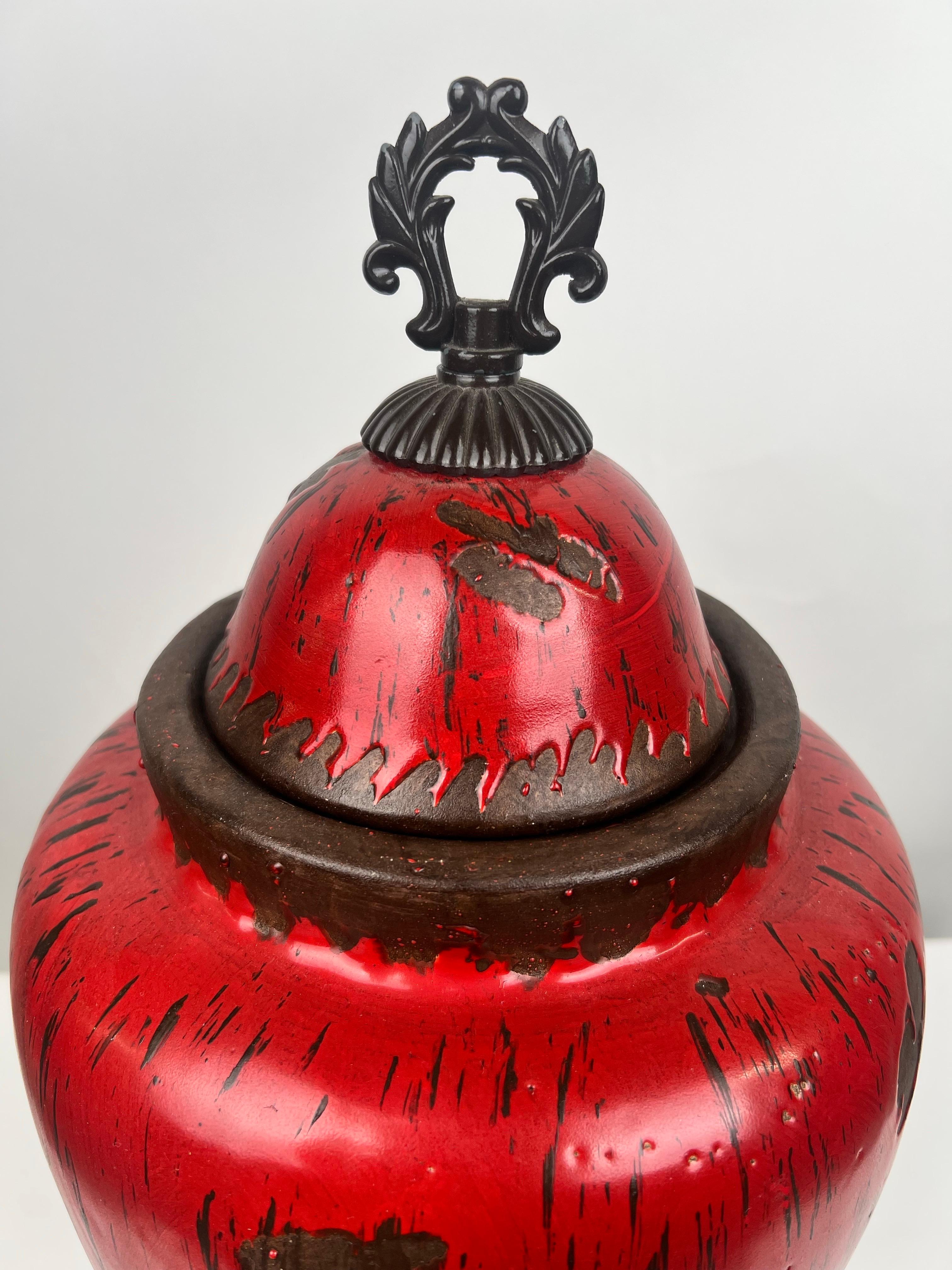 Vaso orientale cinese d'epoca in ceramica rossa con coperchio dal design anticato In condizioni buone in vendita a Plainview, NY