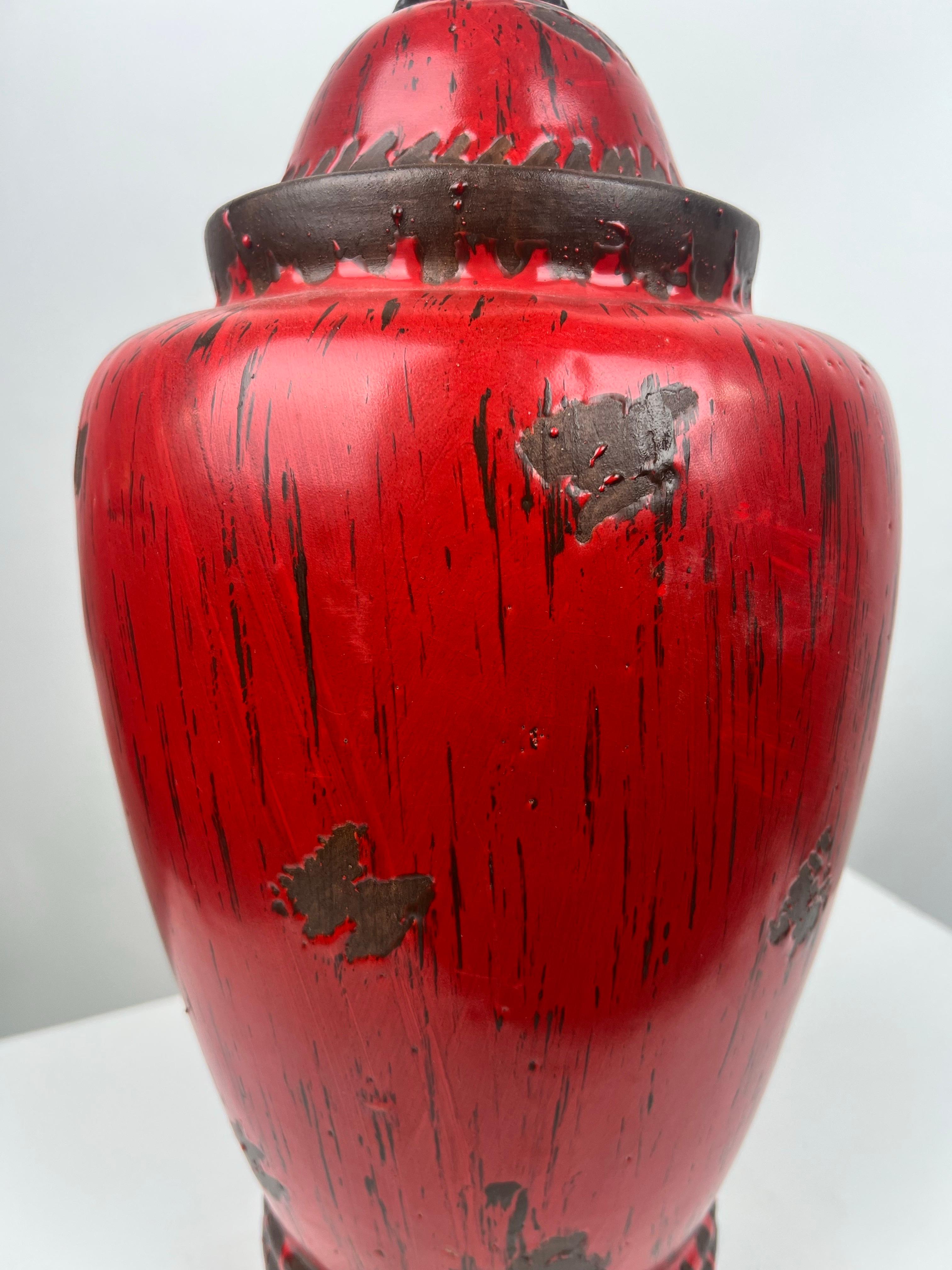 XX secolo Vaso orientale cinese d'epoca in ceramica rossa con coperchio dal design anticato in vendita