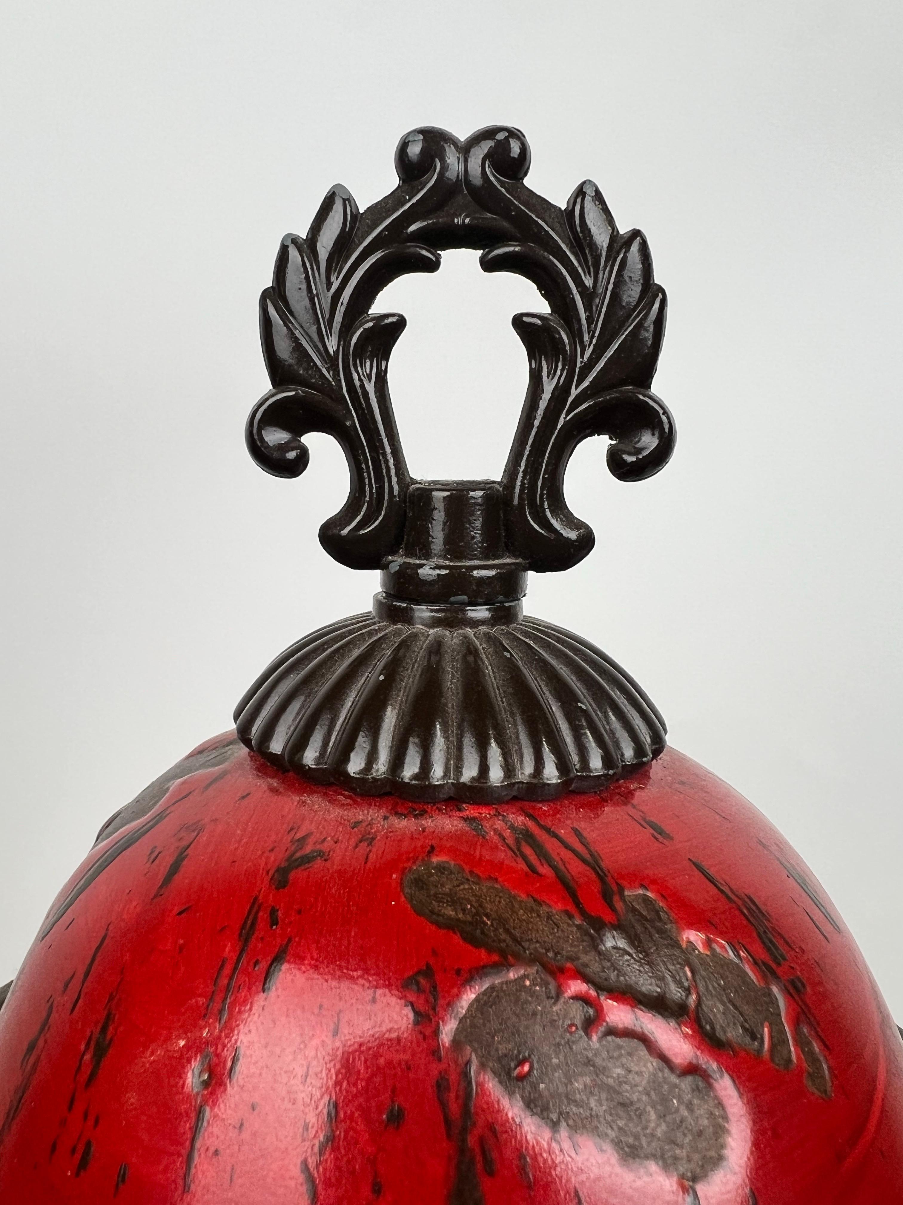 Terracotta Vaso orientale cinese d'epoca in ceramica rossa con coperchio dal design anticato in vendita