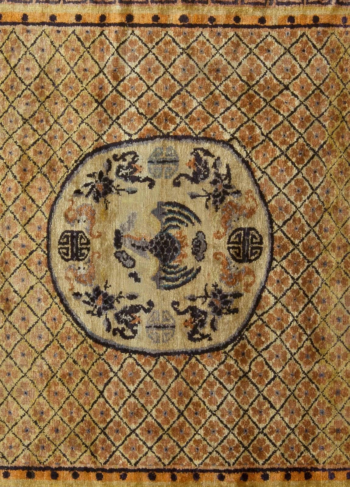 Vintage Chinese Oriental silk rug 
Size: 6'0