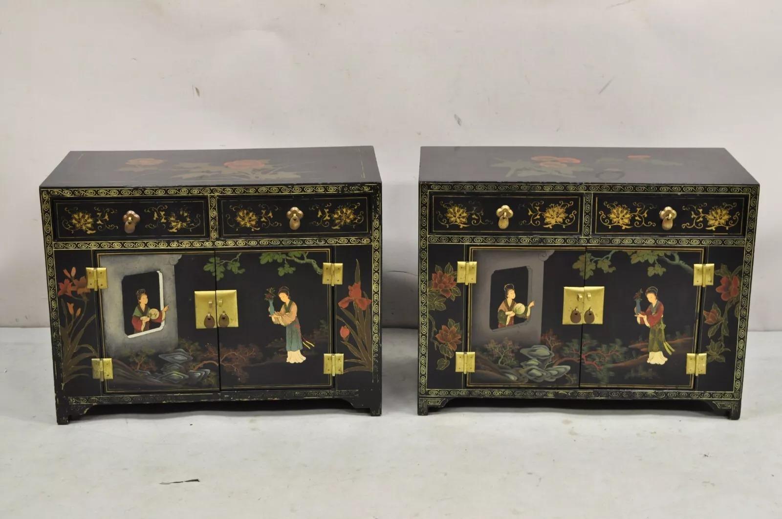 Vintage Chinese Oriental Small Low Asian Black Lacquer Painted Cabinets -  ein Paar. CIRCA Spätes 20. Jahrhundert. Abmessungen: 18