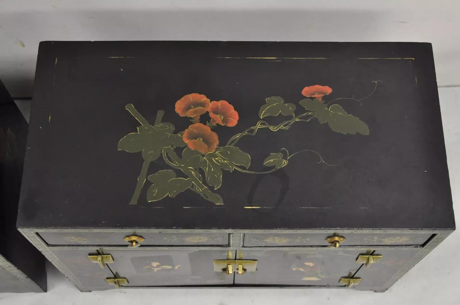 Chinesische, orientalische, kleine, asiatische, schwarz lackierte Vintage-Schränke im Vintage-Stil, ein Paar im Zustand „Gut“ im Angebot in Philadelphia, PA