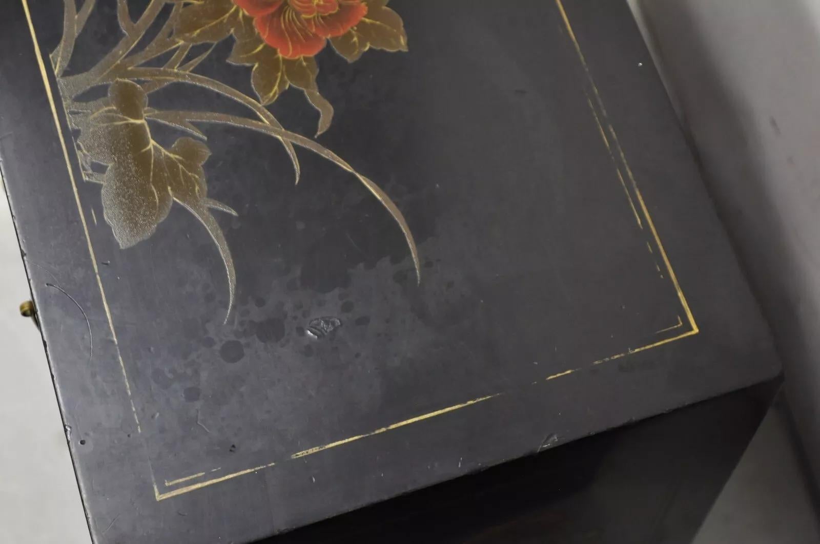 Chinesische, orientalische, kleine, asiatische, schwarz lackierte Vintage-Schränke im Vintage-Stil, ein Paar (Holz) im Angebot