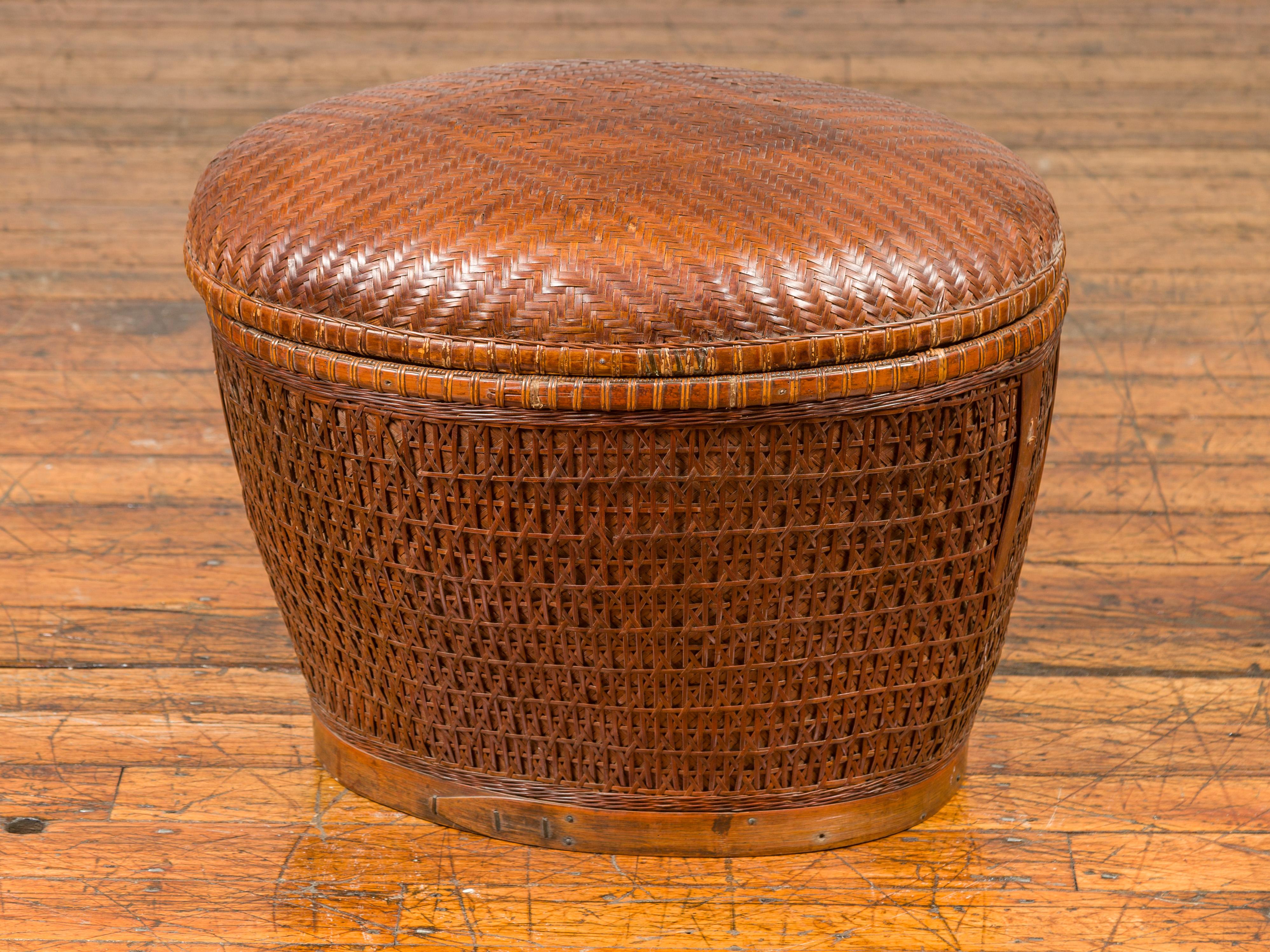 Vintage Chinese Oval Woven Rattan Basket with Lid and Geometric Motifs For Sale 4
