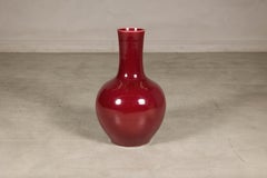 Vase vintage en porcelaine chinoise de couleur sang-de-bœuf à long col et de forme balustre